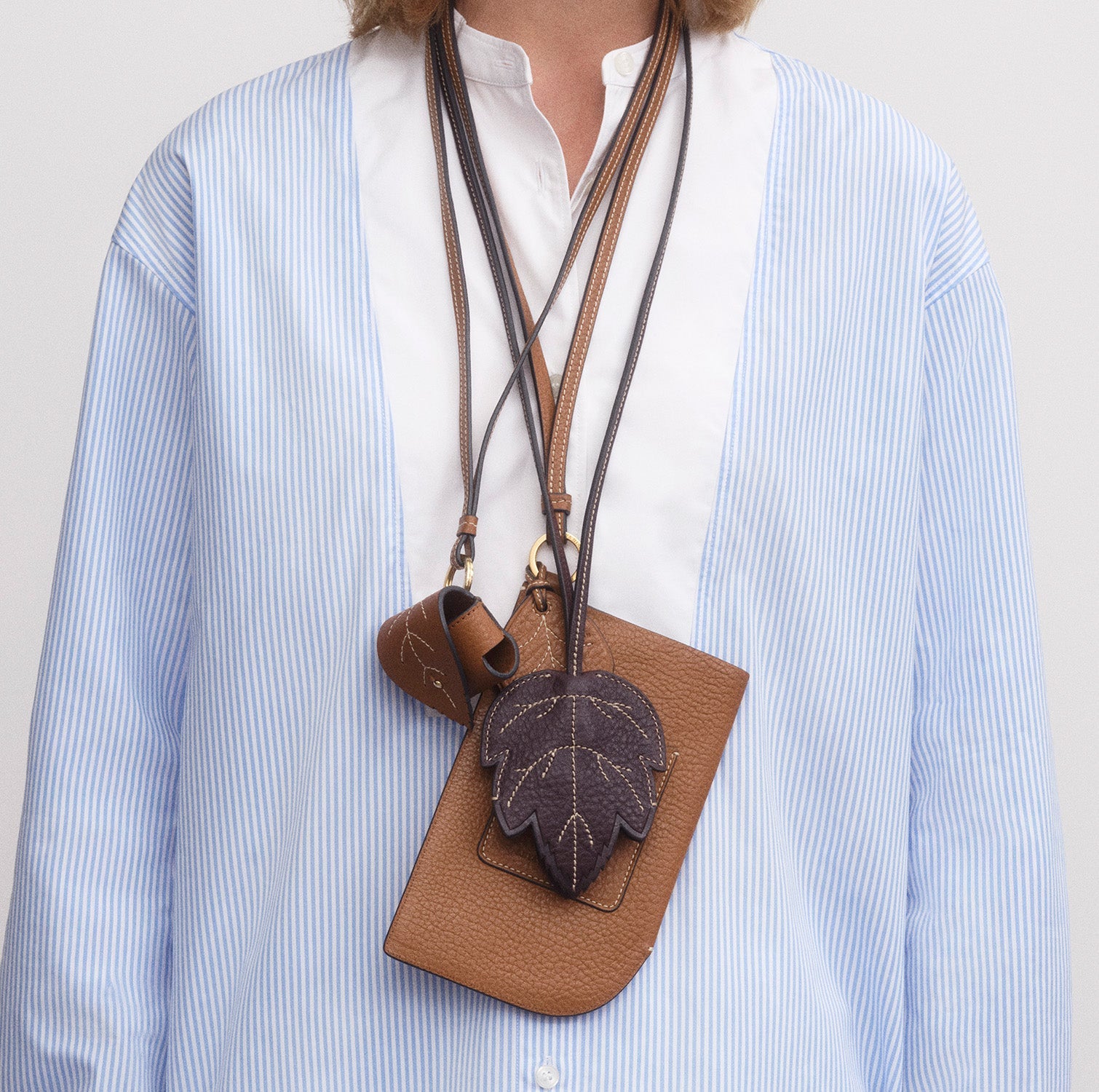 Return To Nature」ストラップ・フォーン・ポーチ | Anya Hindmarch JP