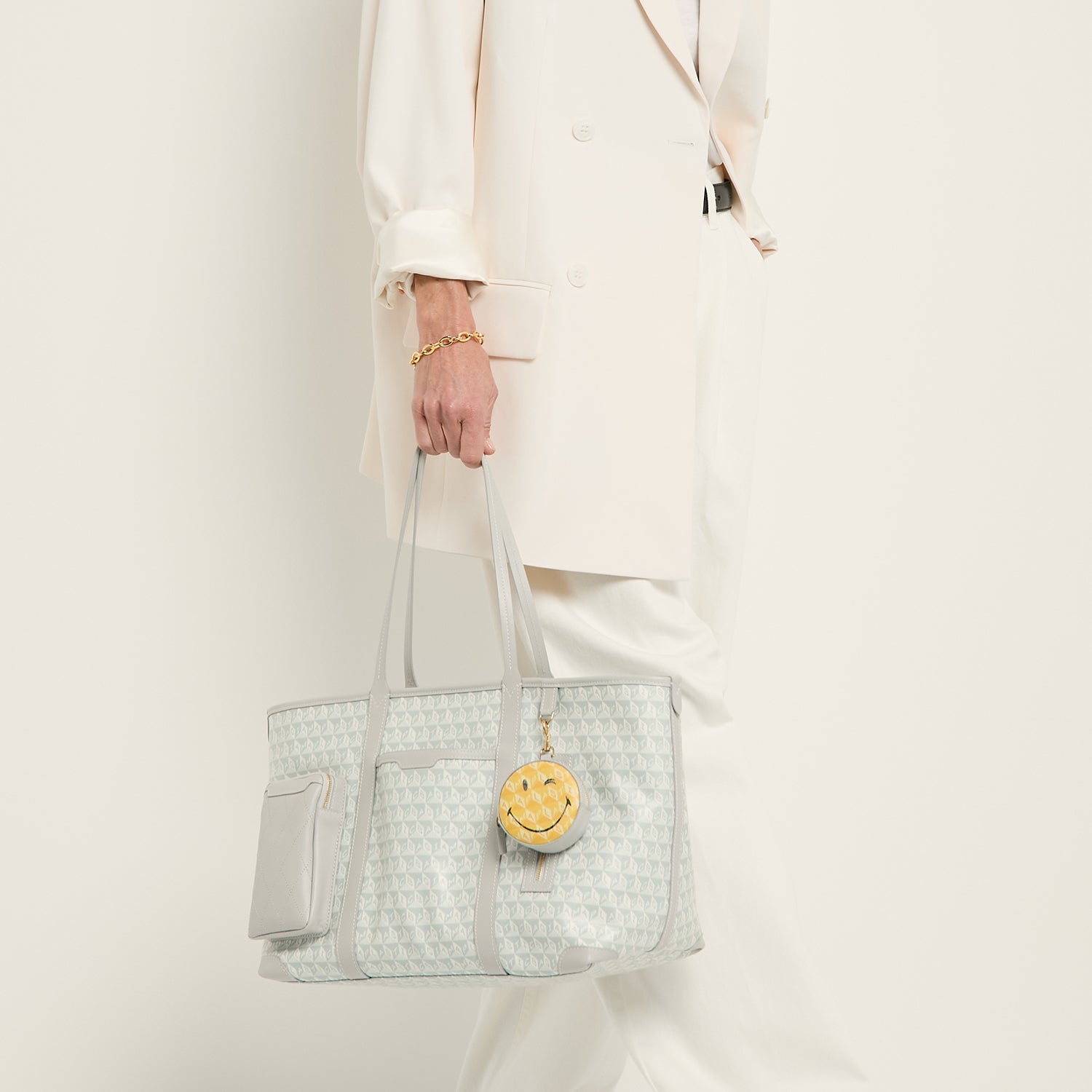 I AM A Plastic Bag」 インフライト トート | Anya Hindmarch JP