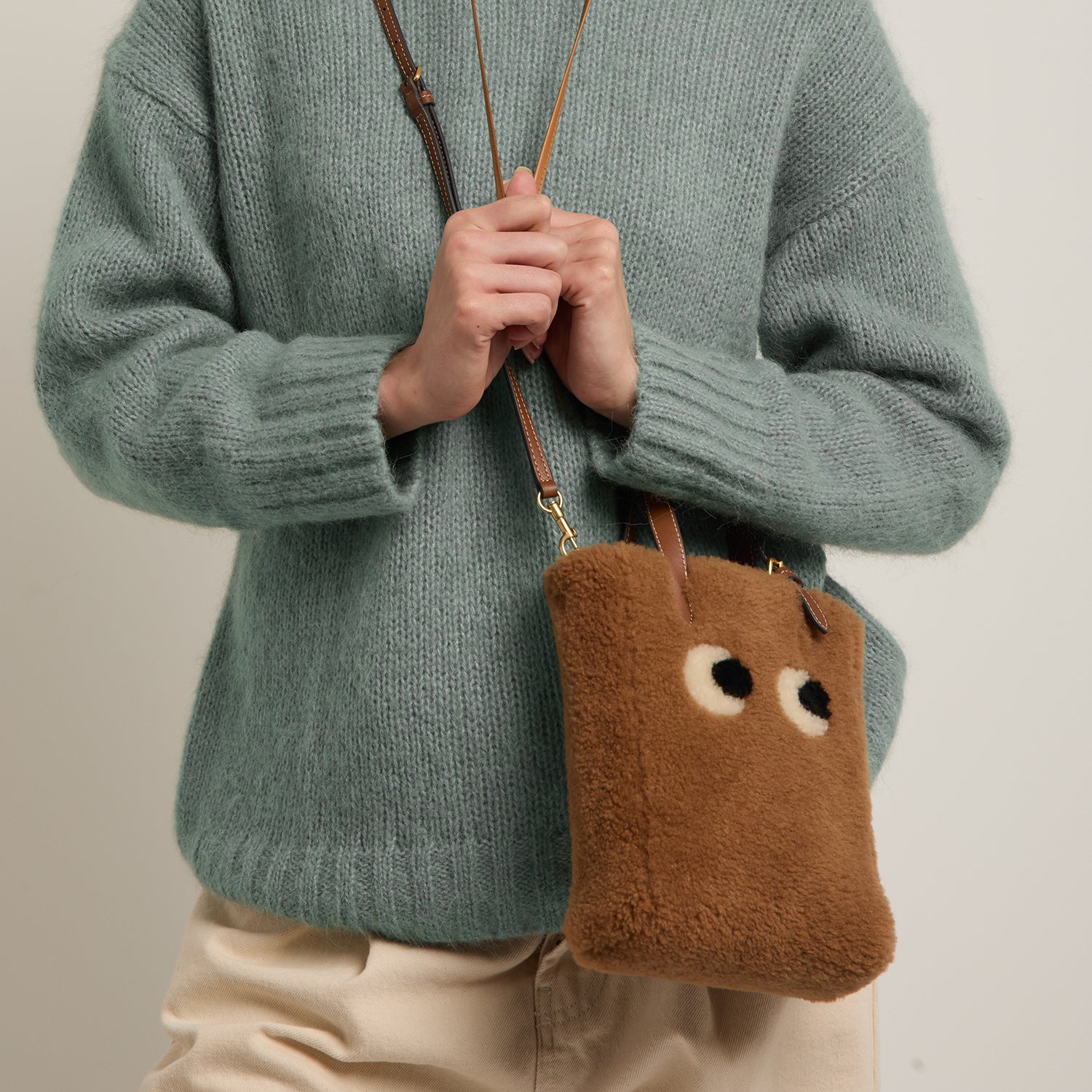 ミニ N/S アイズ シアリング クロスボディ トート | Anya Hindmarch JP 