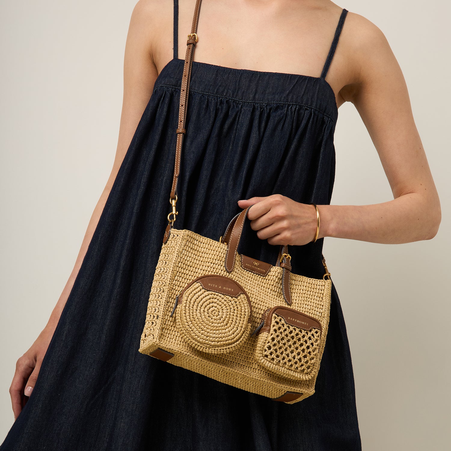 ラフィア ホリデー クロスボディ トート | Anya Hindmarch JP ラフィア ホリデー クロスボディ トート | Anya Hindmarch JP