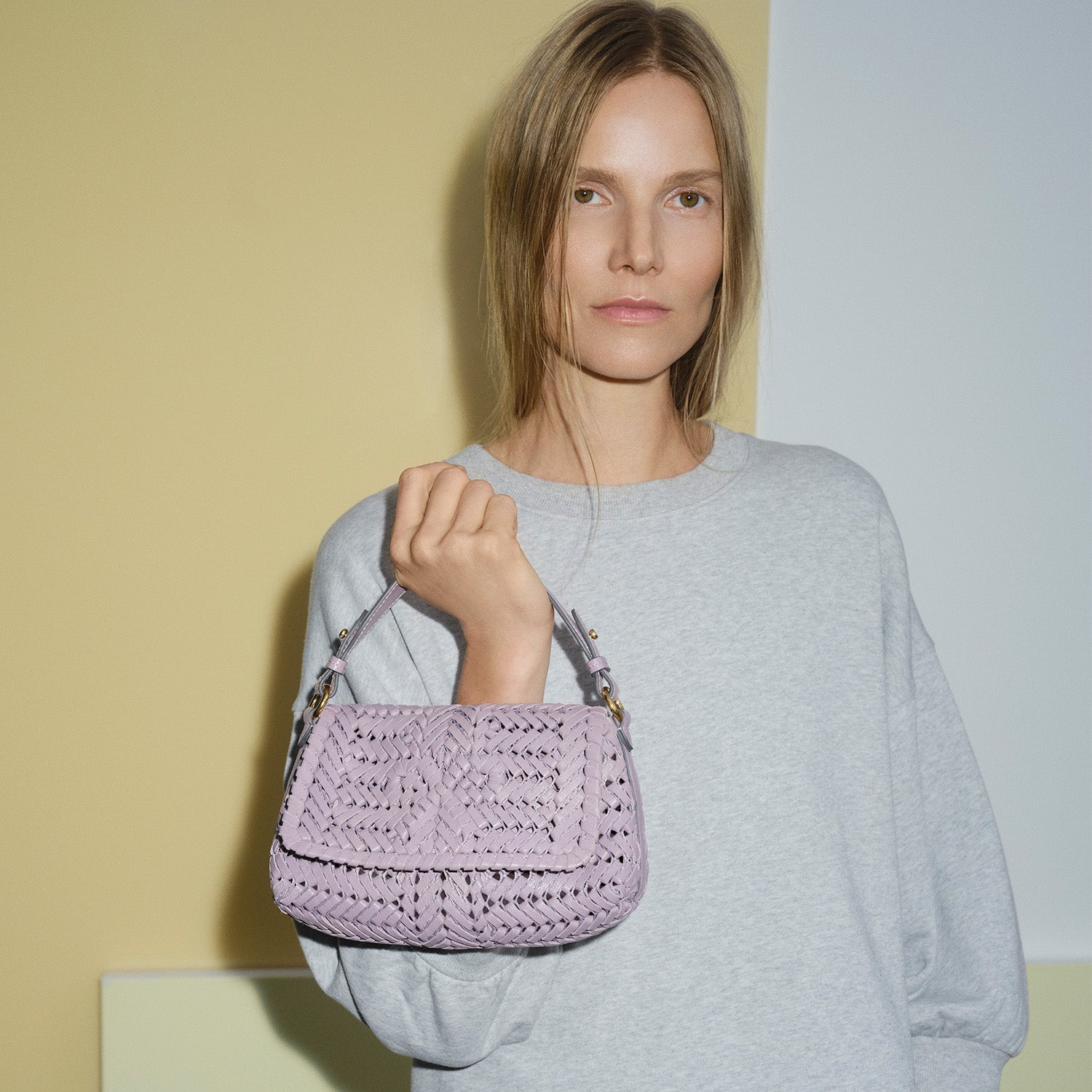 Neeson：ニーソン・クロスボディ | Anya Hindmarch JP