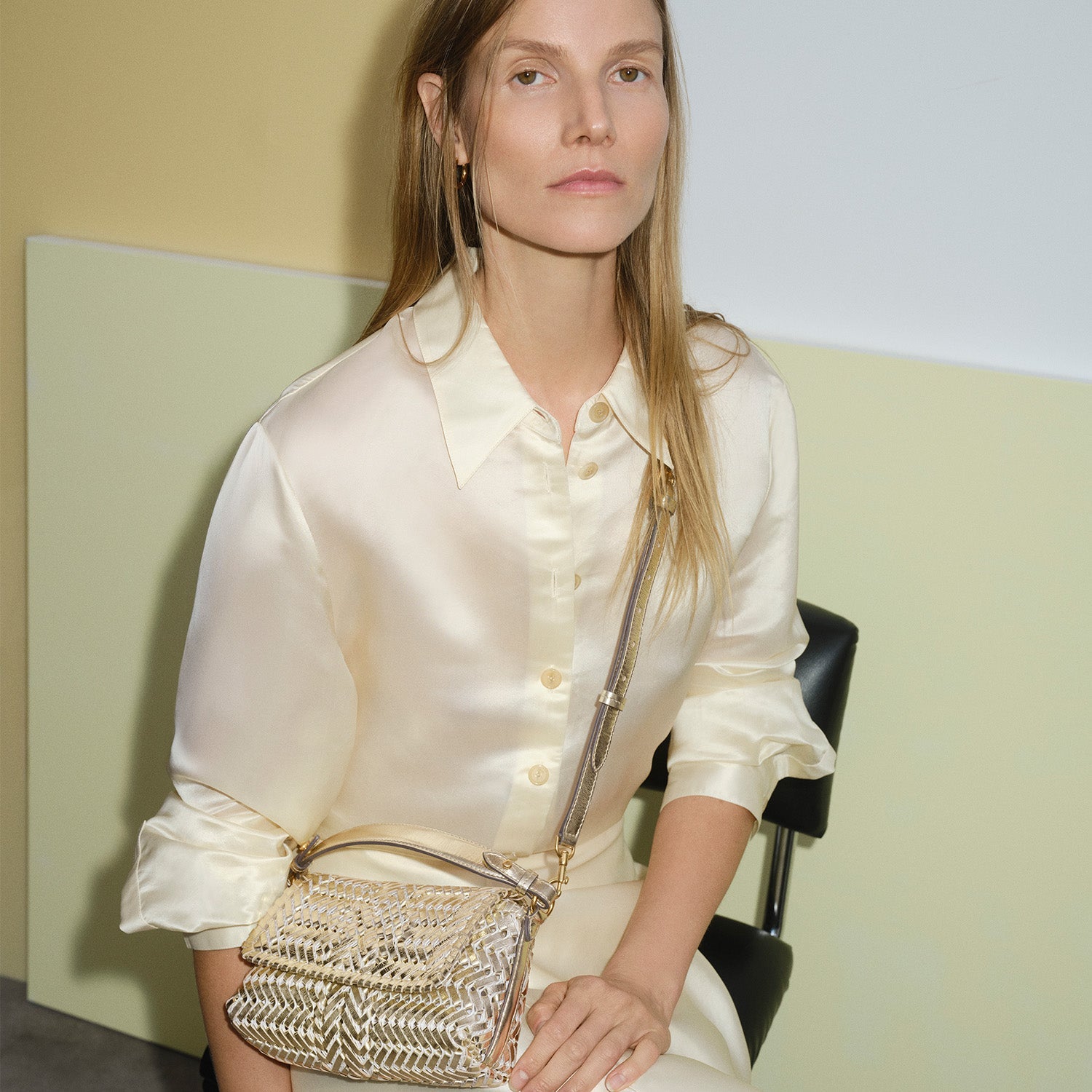 Neeson：ニーソン・クロスボディ | Anya Hindmarch JP