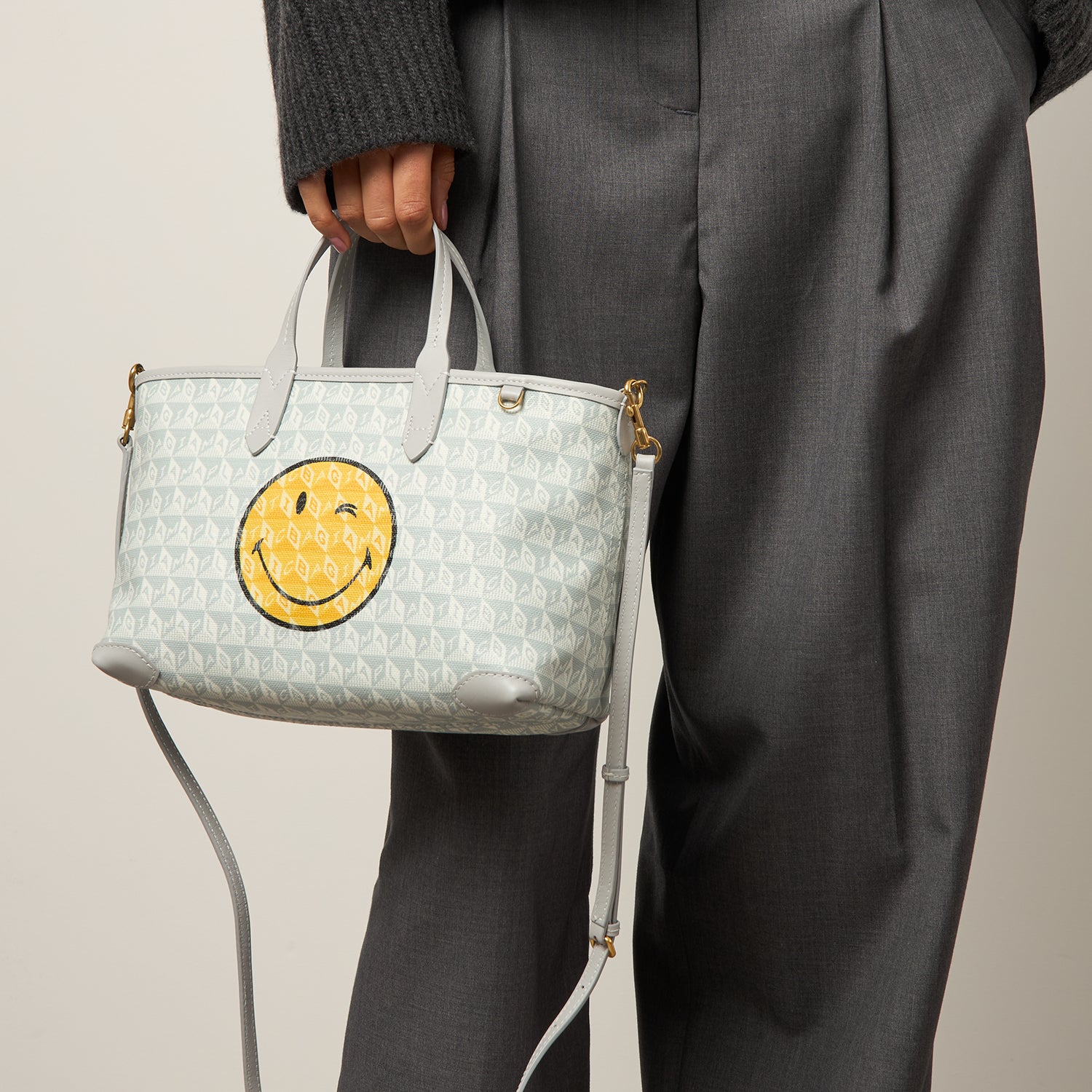 I AM A Plastic Bag」ウィンク・ジップ・トート［XS］ | Anya Hindmarch JP