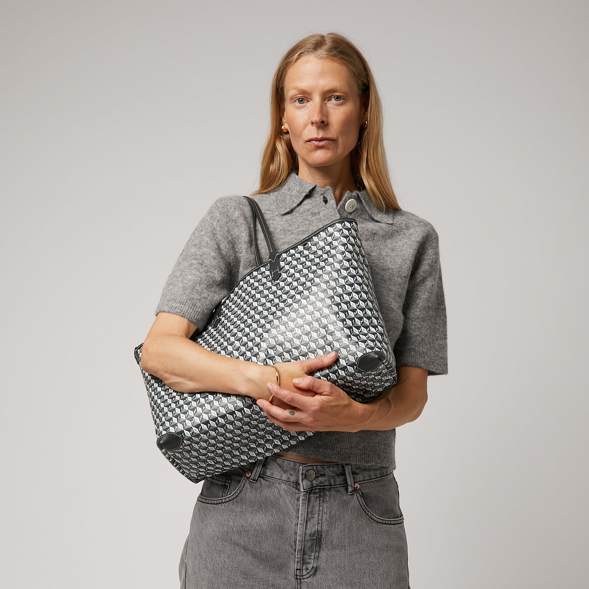 「I AM A Plastic Bag」トート -

                  
                    Recycled coated canvas in Charcoal -
                  

                  Anya Hindmarch JP
