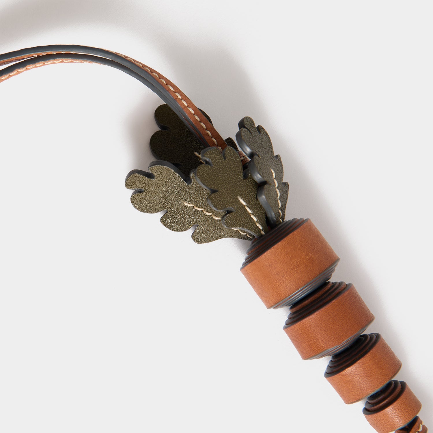 Return to Nature」キャロット・チャーム | Anya Hindmarch JP