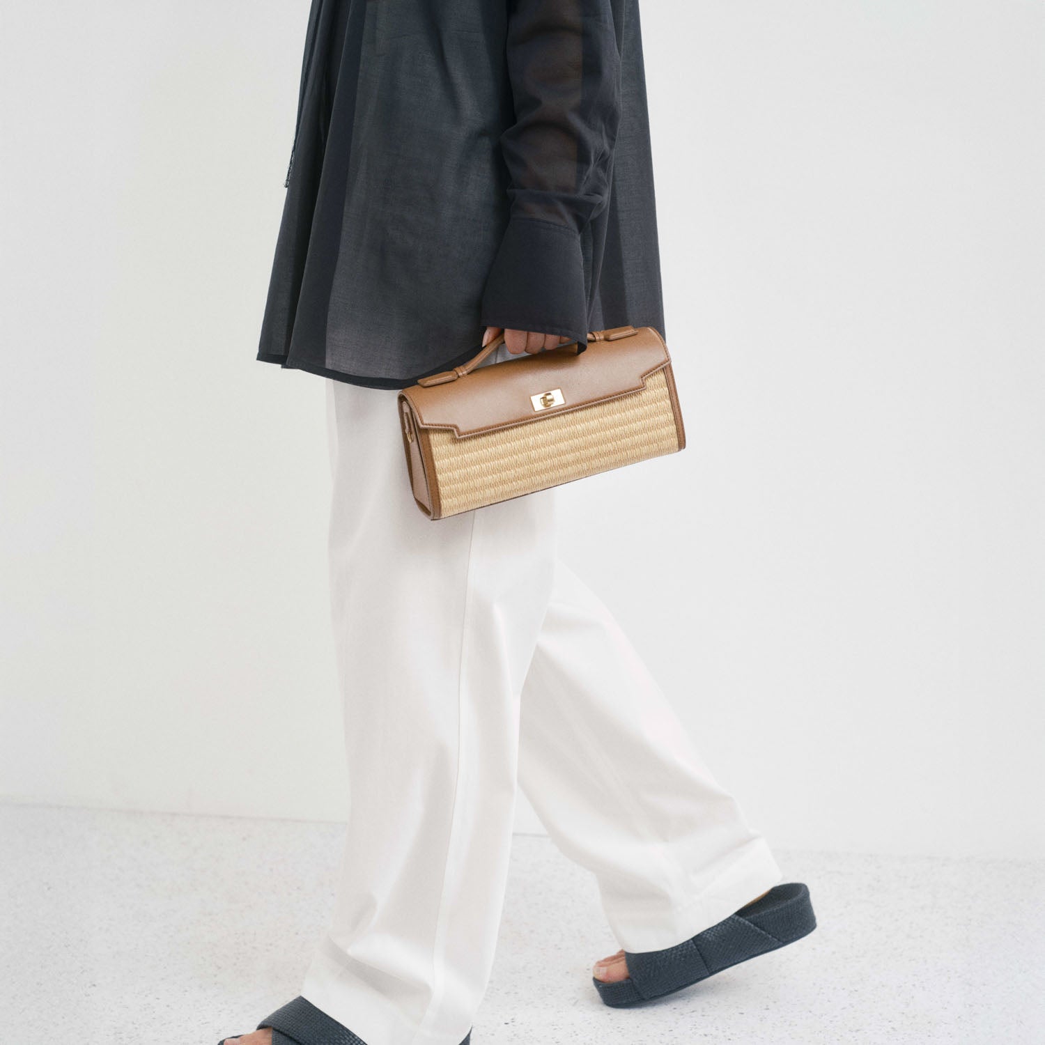Mortimer：モティマー・ラフィア・クラッチ | Anya Hindmarch JP