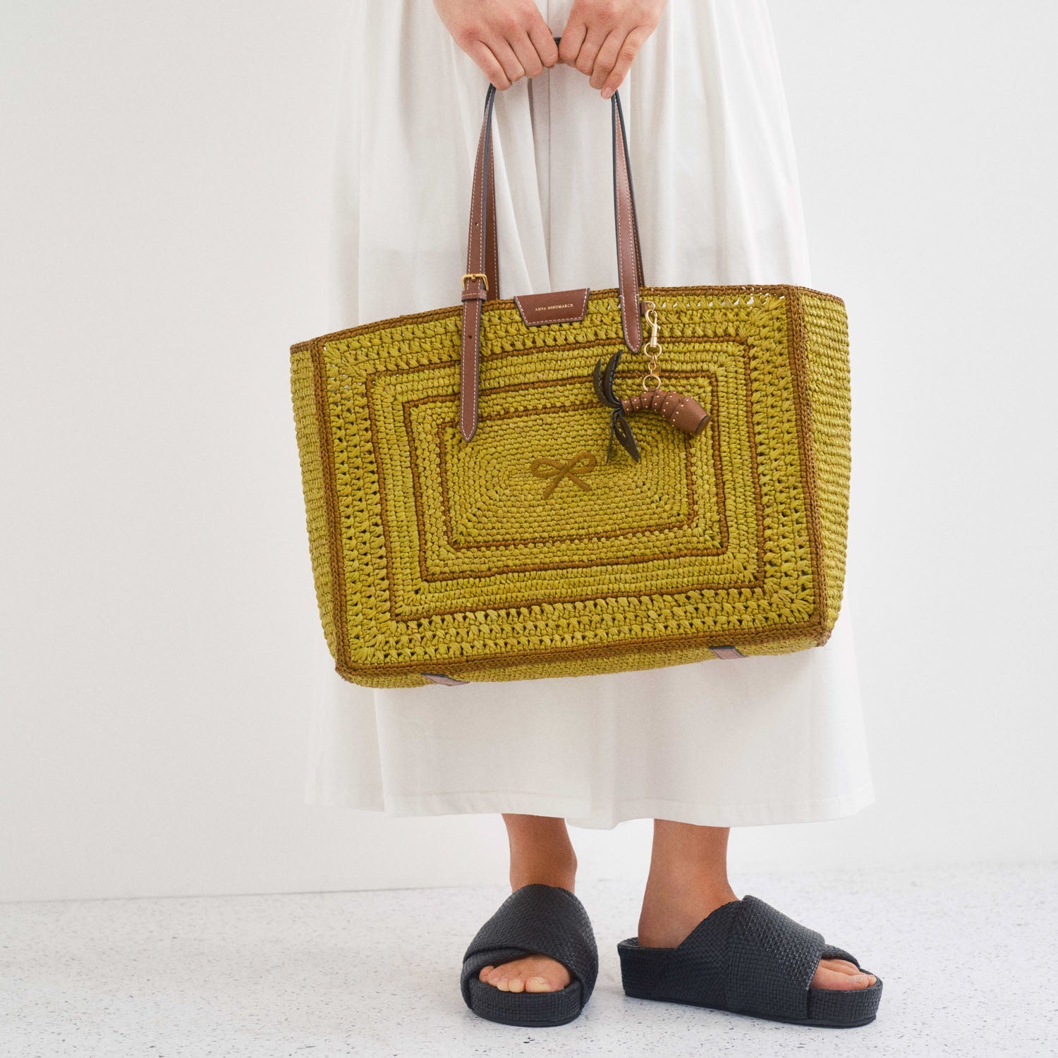 ラフィア E/W ボウ・トート | Anya Hindmarch JP