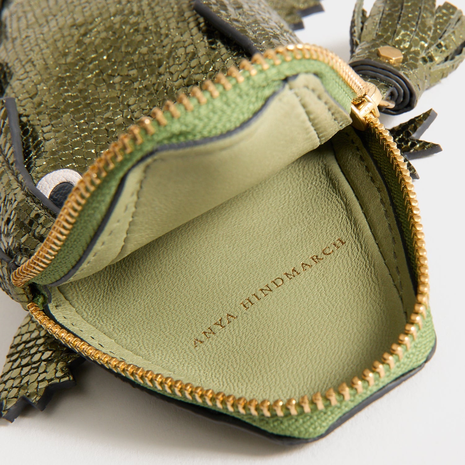 クロコダイル・ポーチ | Anya Hindmarch JP