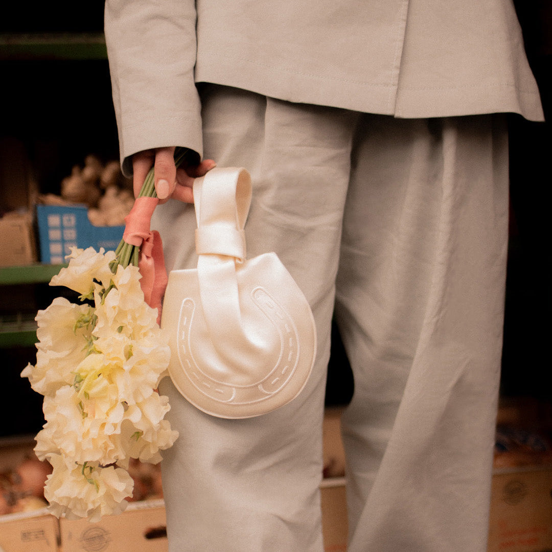 Tie the Knot」 クラッチ | Anya Hindmarch JP