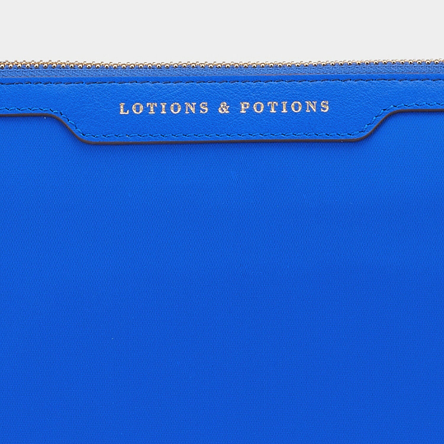 「Lotions and Potions」ポーチ -

                  
                    Recycled Nylon with PU in Electric Blue -
                  

                  Anya Hindmarch JP

