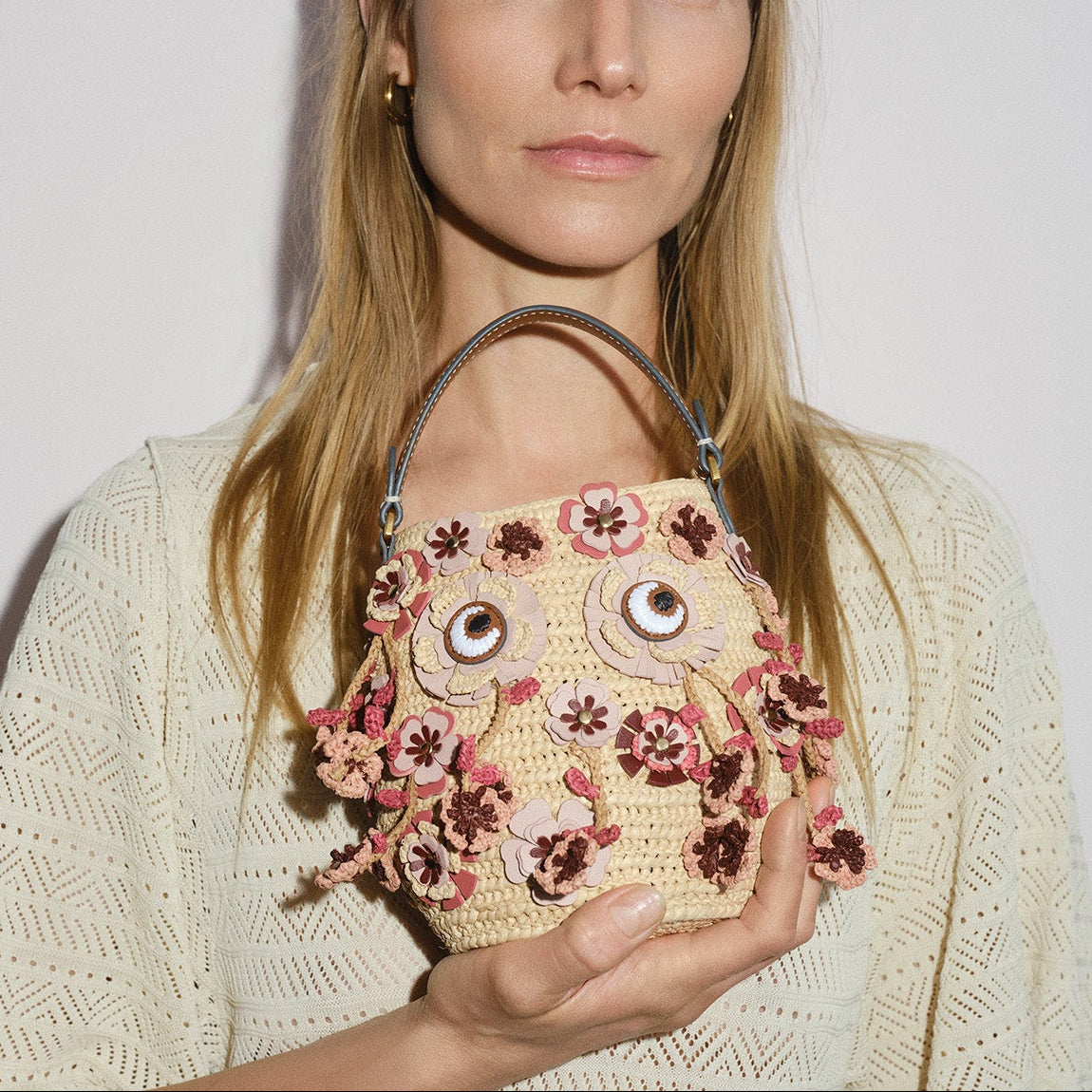 ラフィア・ブロッサム・クリーチャー・クロスボディ | Anya Hindmarch JP
