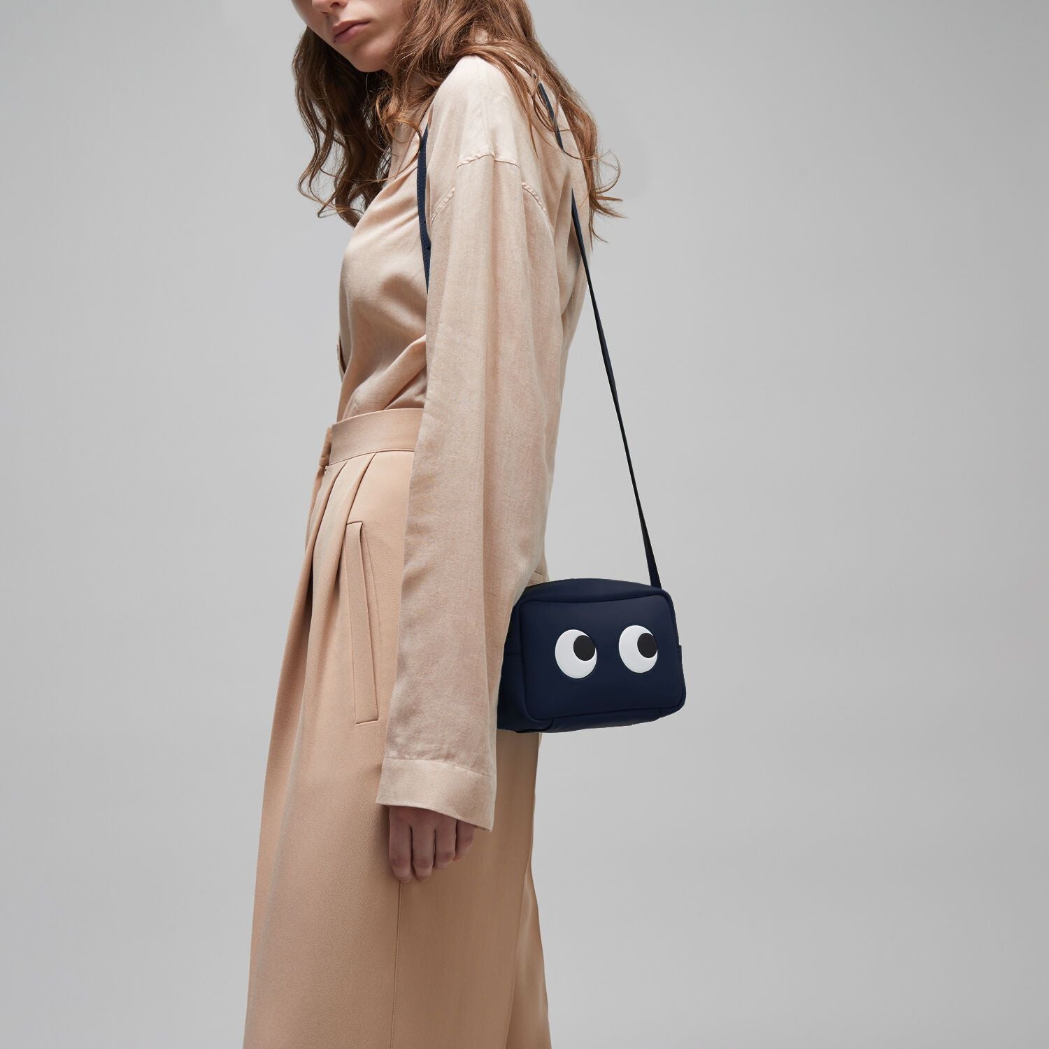 ANYA HINDMARCH クロスボディ