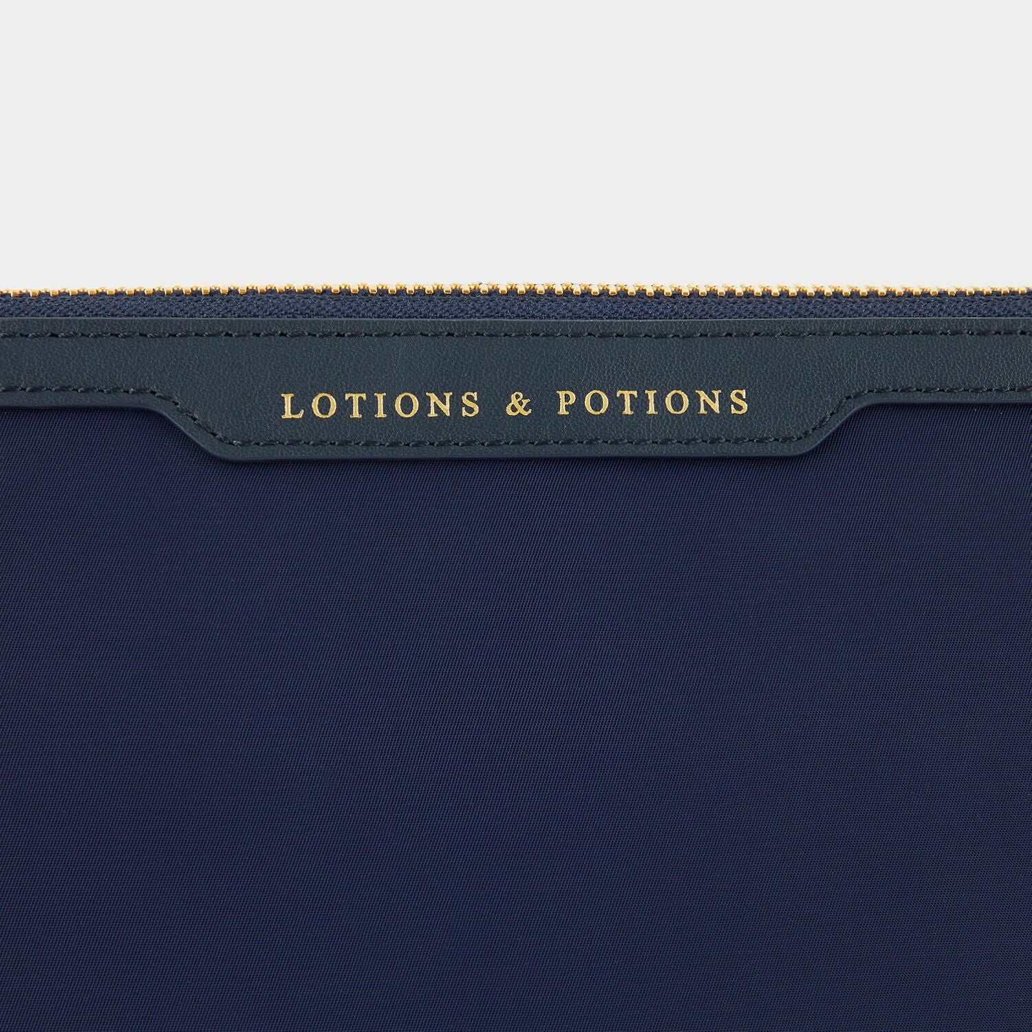 「Lotions and Potions」ポーチ -

                  
                    Recycled Nylon with PU in Dark Marine -
                  

                  Anya Hindmarch JP

