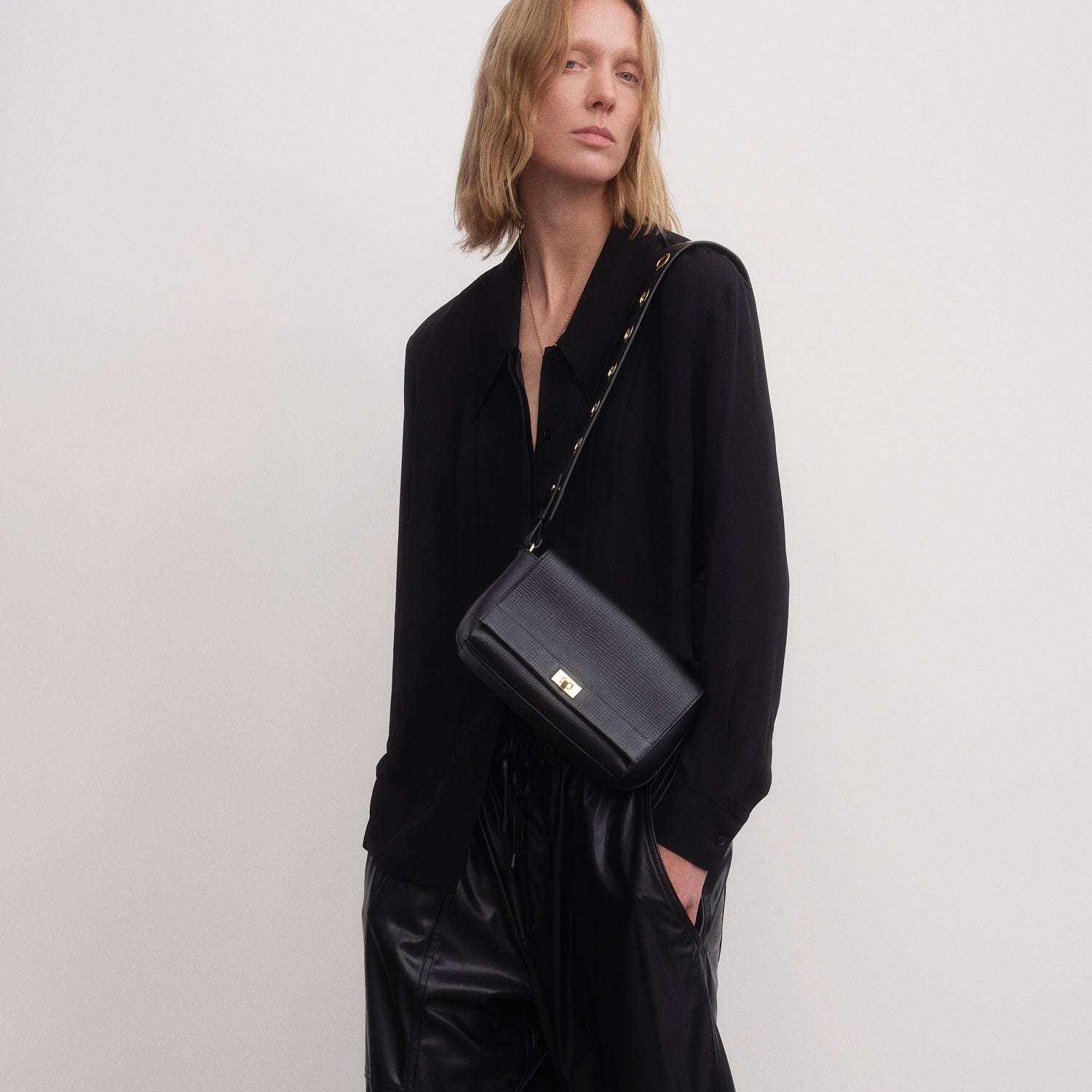 Mortimer：モティマー・アイレット・クロスボディ -

          
            Crosshatch Leather in Black -
          

          Anya Hindmarch JP
