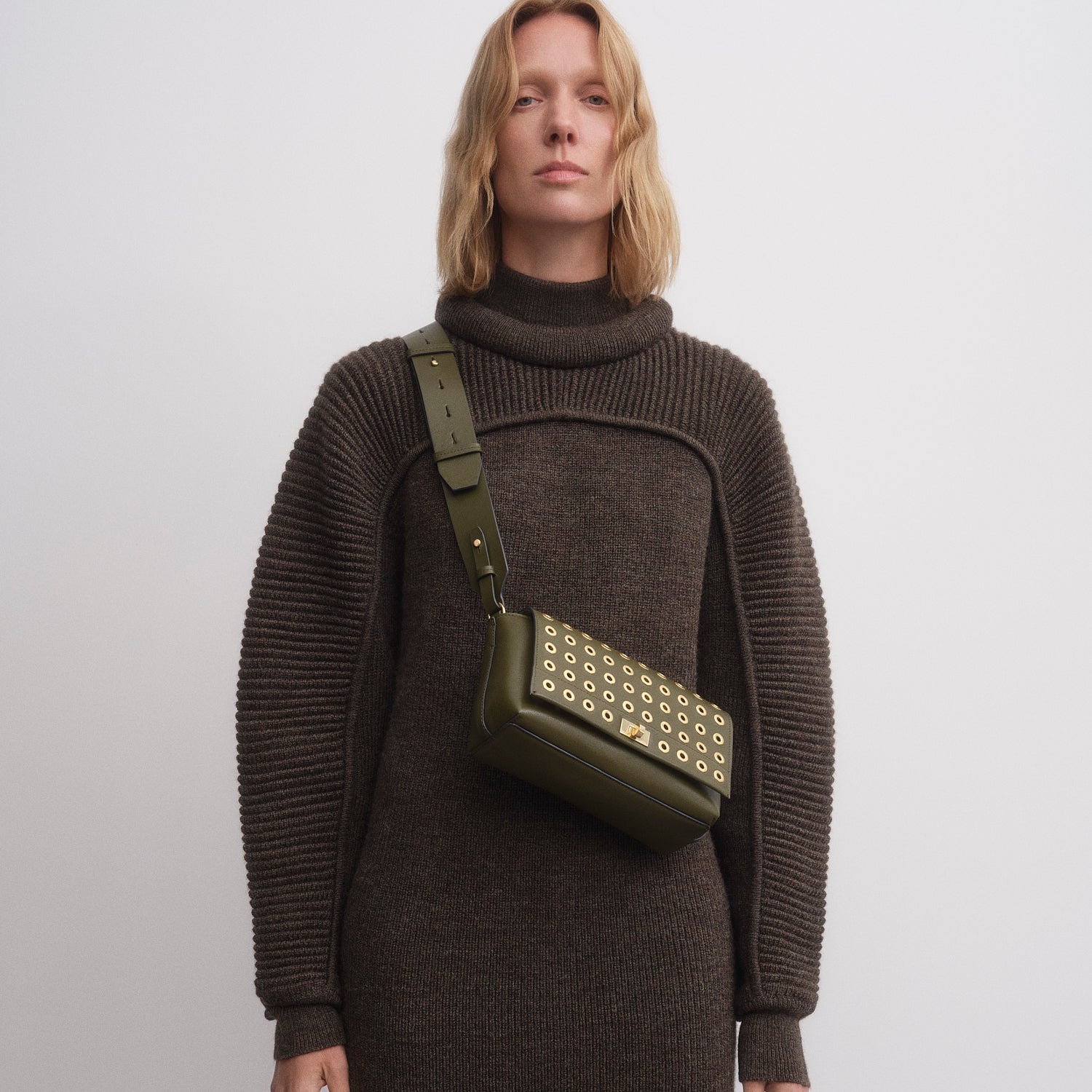 Mortimer：モティマー・アイレット・クロスボディ -

          
            Smooth Leather in Bonsai Green -
          

          Anya Hindmarch JP
