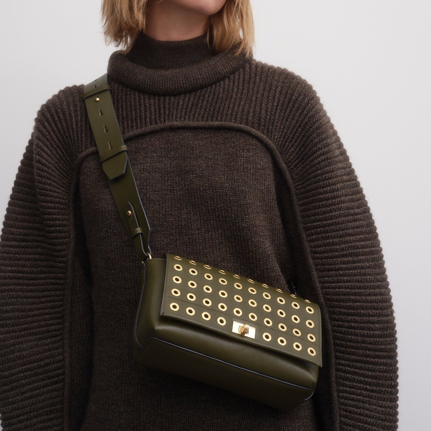 Mortimer：モティマー・アイレット・クロスボディ -

          
            Smooth Leather in Bonsai Green -
          

          Anya Hindmarch JP
