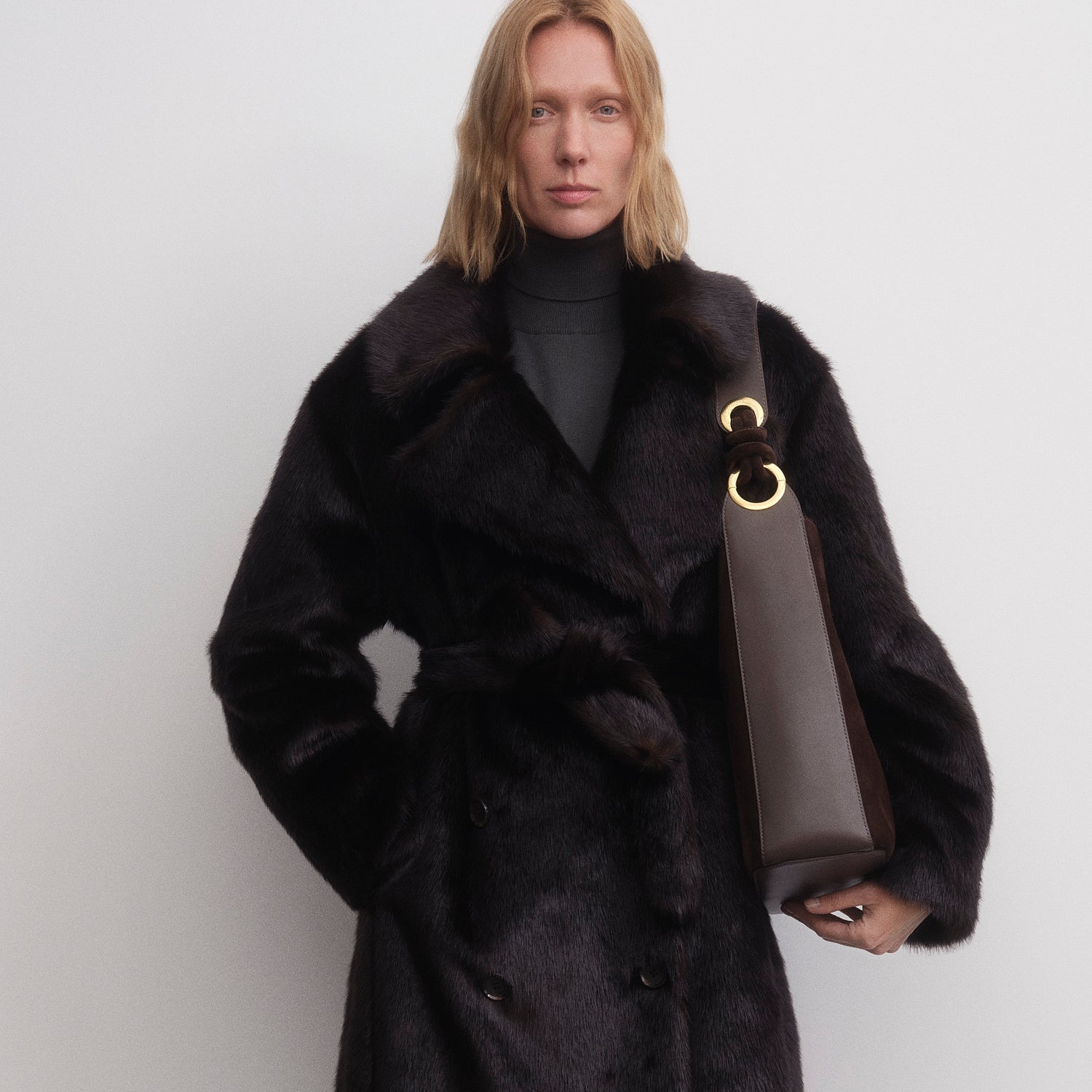 Ringo ：リンゴ・ショルダーバッグ -

          
            Suede Leather in Truffle Brown -
          

          Anya Hindmarch JP
