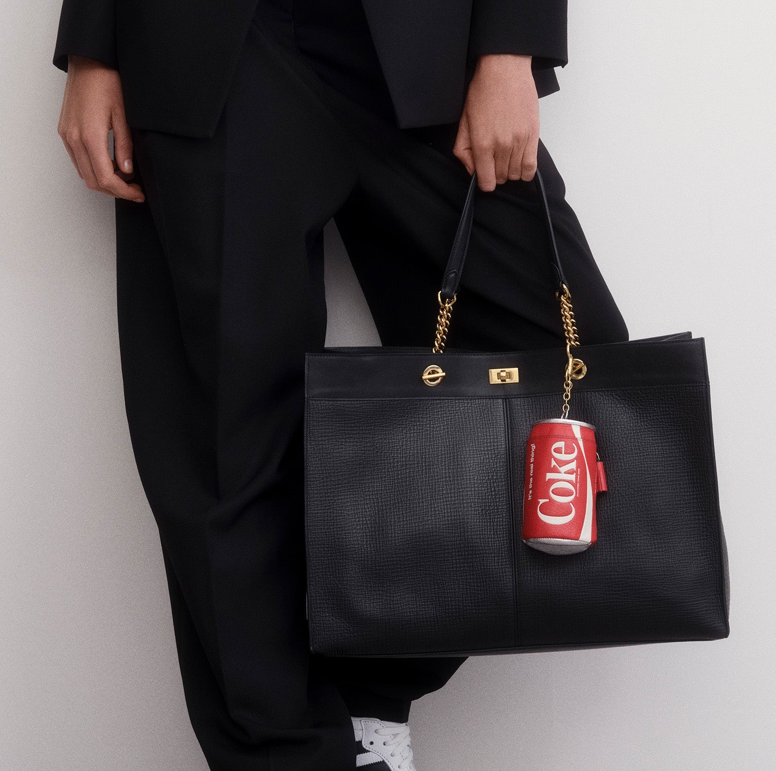 Mortimer：モティマー・アイレット・チェーン・トート -

          
            Crosshatch Leather in Black -
          

          Anya Hindmarch JP
