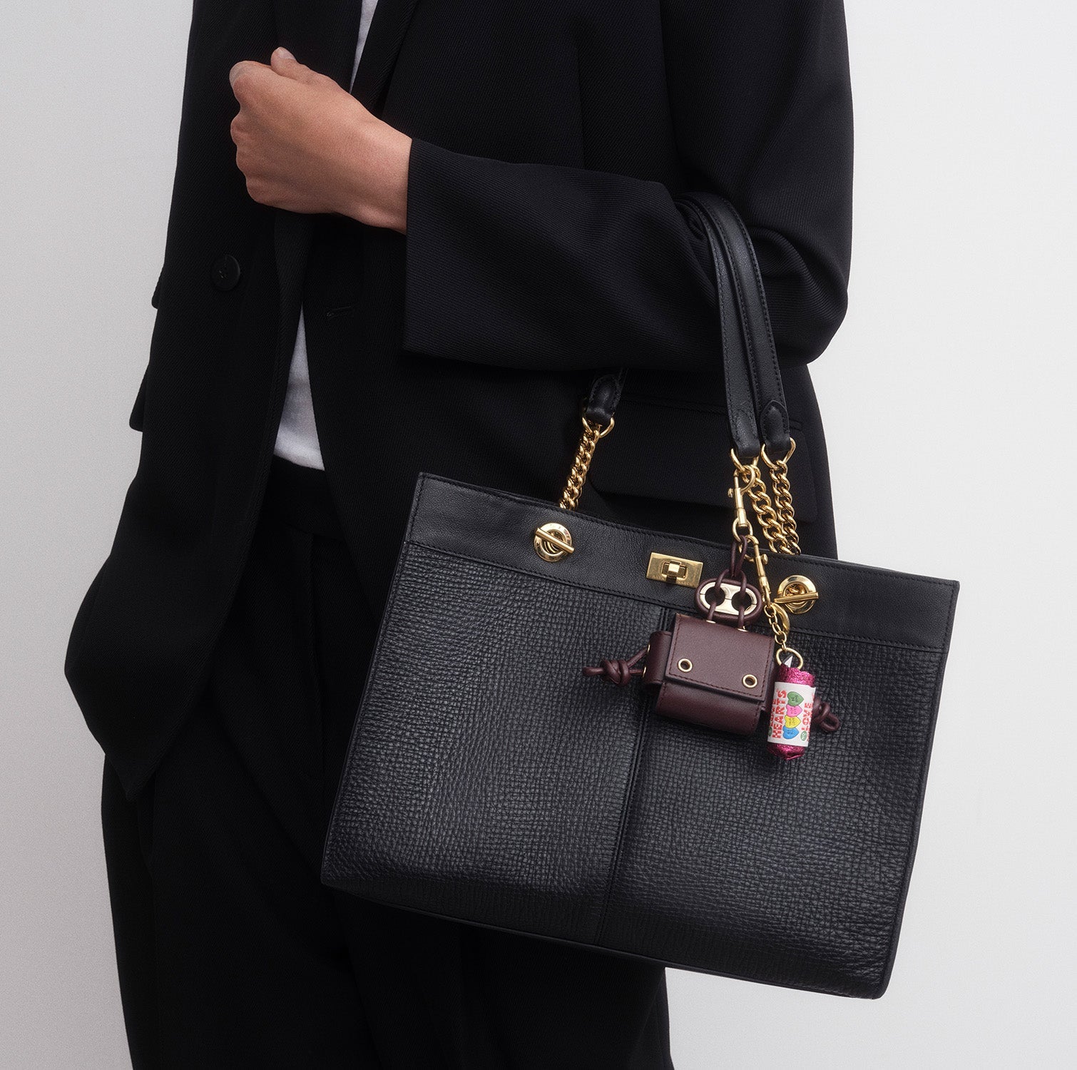 Mortimer：モティマー・アイレット・チェーン・スモール・トート -

          
            Crosshatch Leather in Black -
          

          Anya Hindmarch JP
