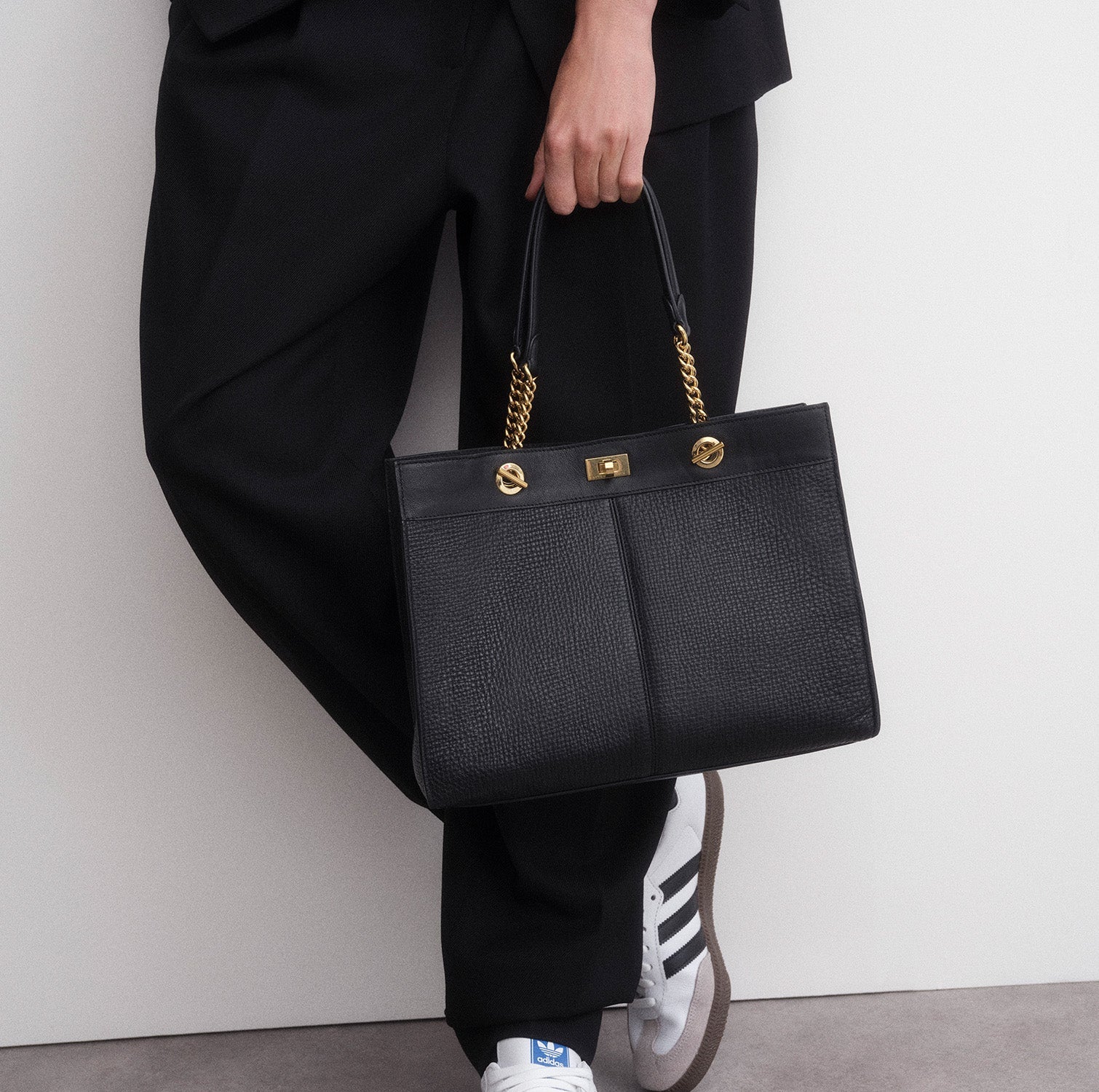 Mortimer：モティマー・アイレット・チェーン・スモール・トート -

          
            Crosshatch Leather in Black -
          

          Anya Hindmarch JP
