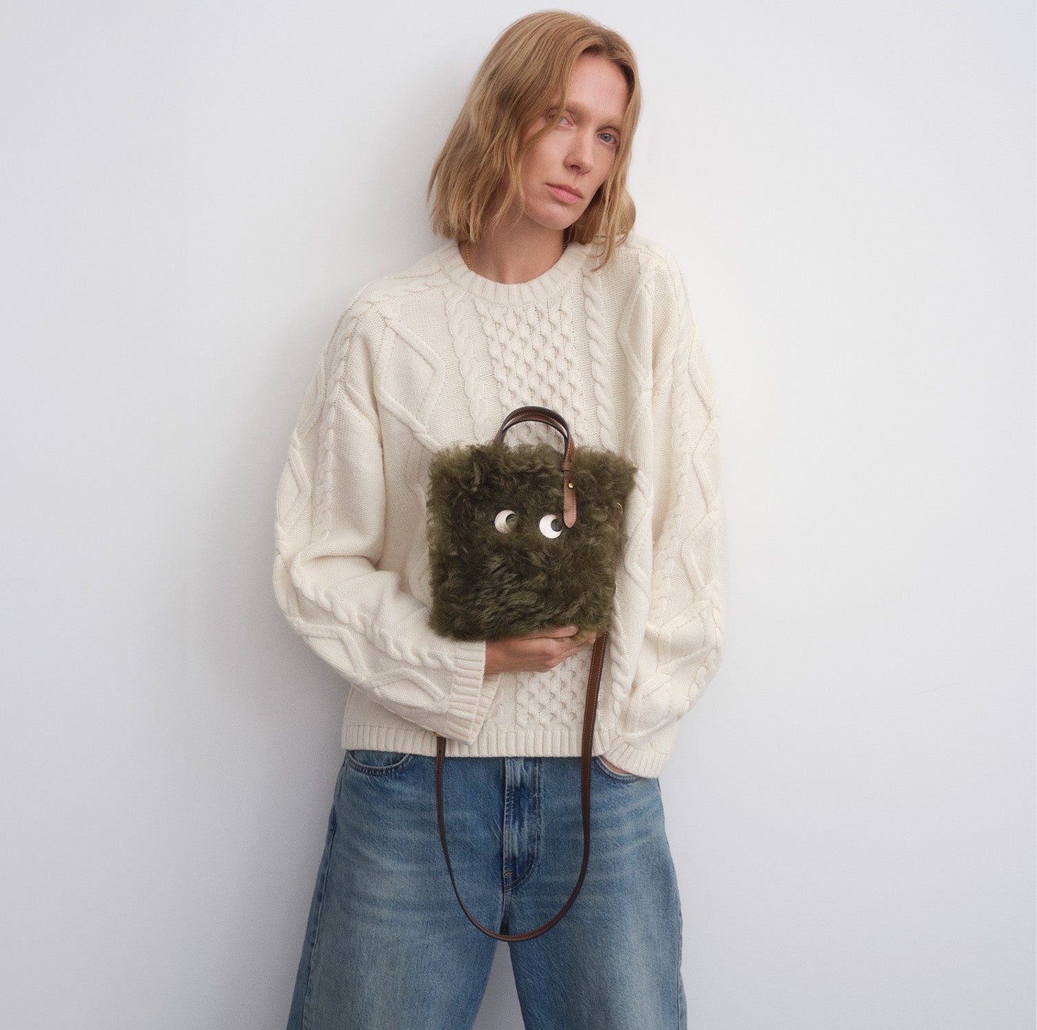 Eyes N/S シアリング・ミニ・トート -

          
            Shearling/Smooth Leather in Khaki Green -
          

          Anya Hindmarch JP
