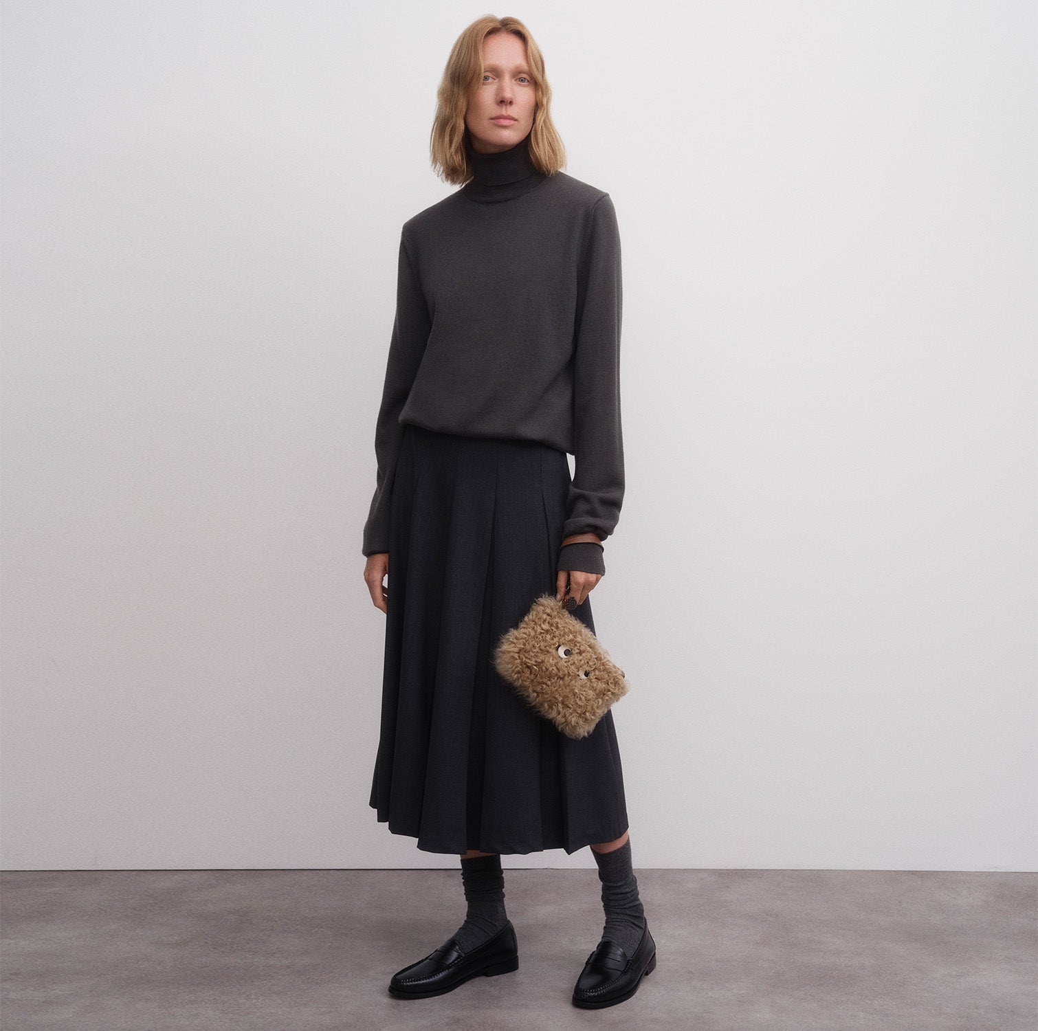 Eyes シアリング・クラッチ -

          
            Shearling/Smooth Leather leather in Taupe -
          

          Anya Hindmarch JP
