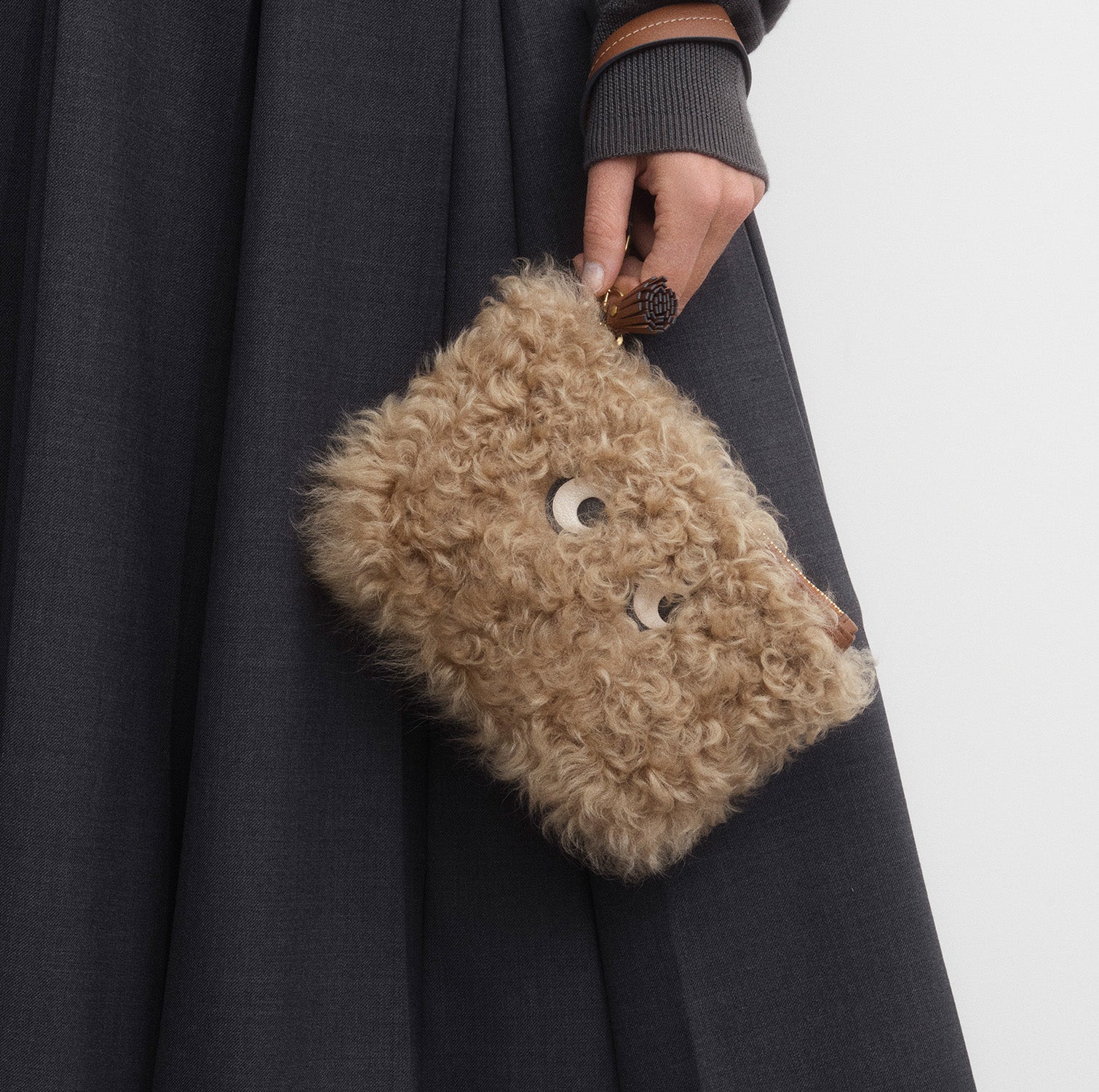 Eyes シアリング・クラッチ -

          
            Shearling/Smooth Leather leather in Taupe -
          

          Anya Hindmarch JP
