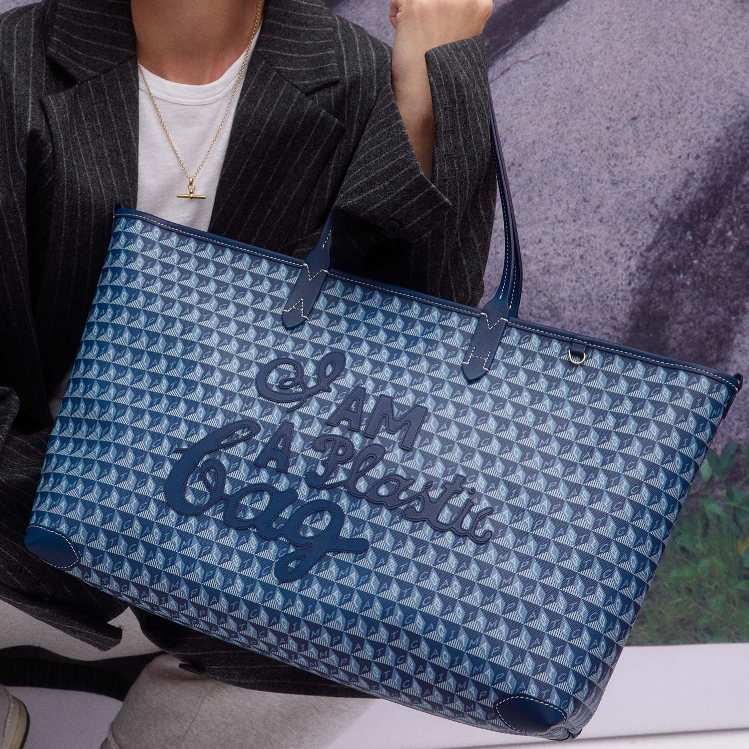 「I AM A Plastic Bag」 モチーフ・ジップ・トート -

          
            Canvas in Dark Petrol -
          

          Anya Hindmarch JP
