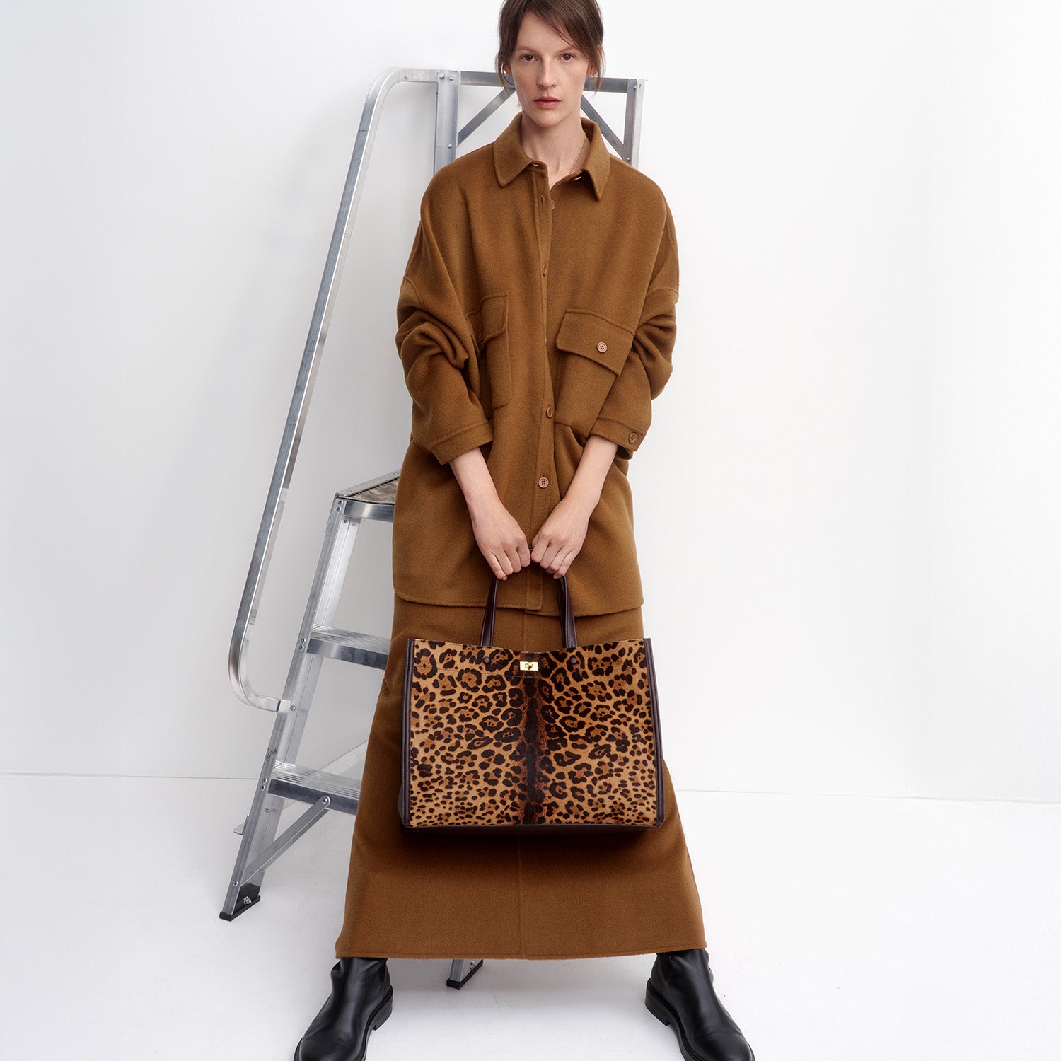 ANYA HINDMARCH アニヤ ハインドマーチ カーカー ハラコ レオパード ヒョウ柄 ハンドバッグ ボストンバック レザー 本革 グレー シルバー金具 ブランドタッセル A4収納可能 レディース ロゴ入りレザープレート ANYA HINDMARCH（アニヤ・ハインドマーチ） × MAISON BENGAL メゾン