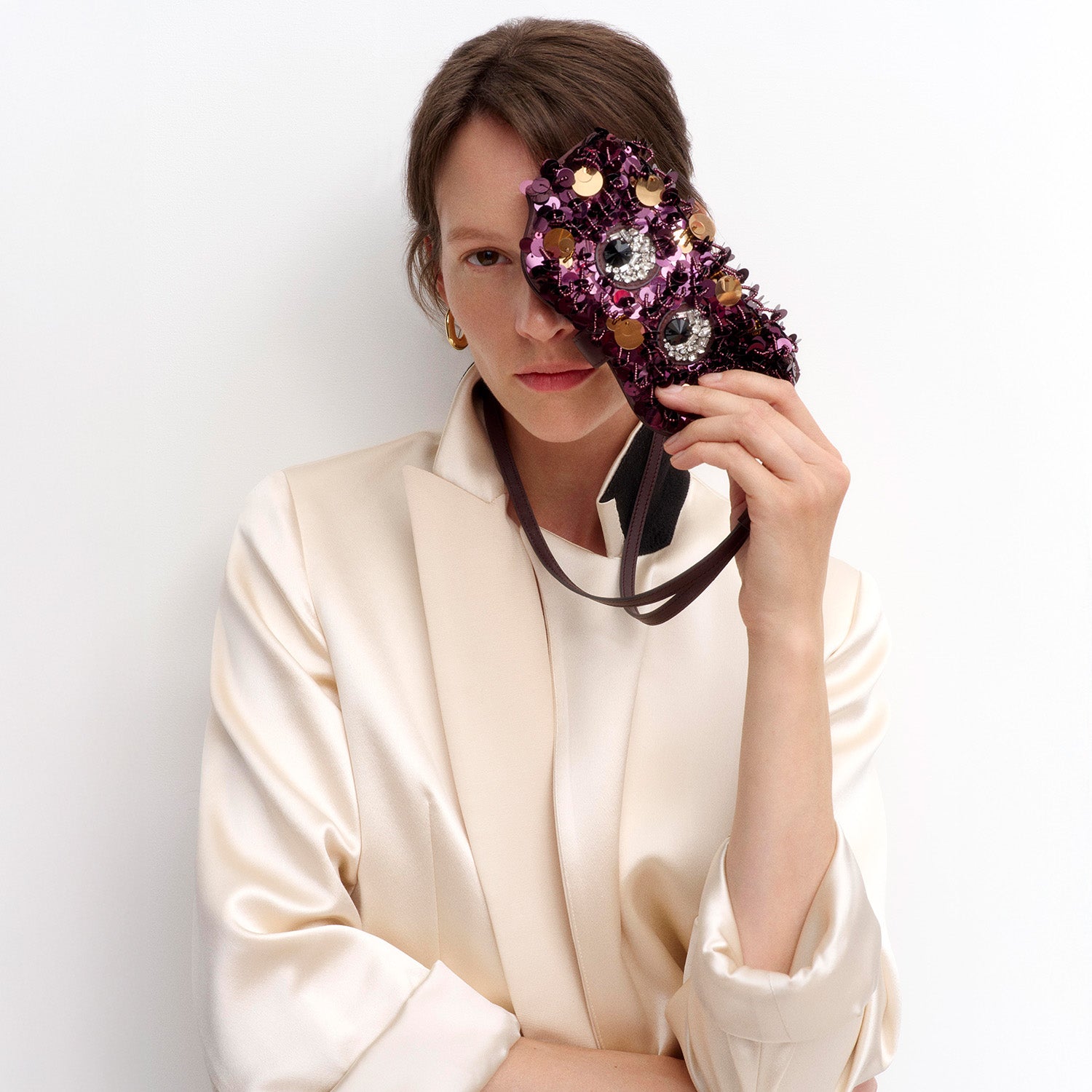 Eyes グラス・ポーチ［スパンコール］ -

          
            Satin in Claret -
          

          Anya Hindmarch JP
