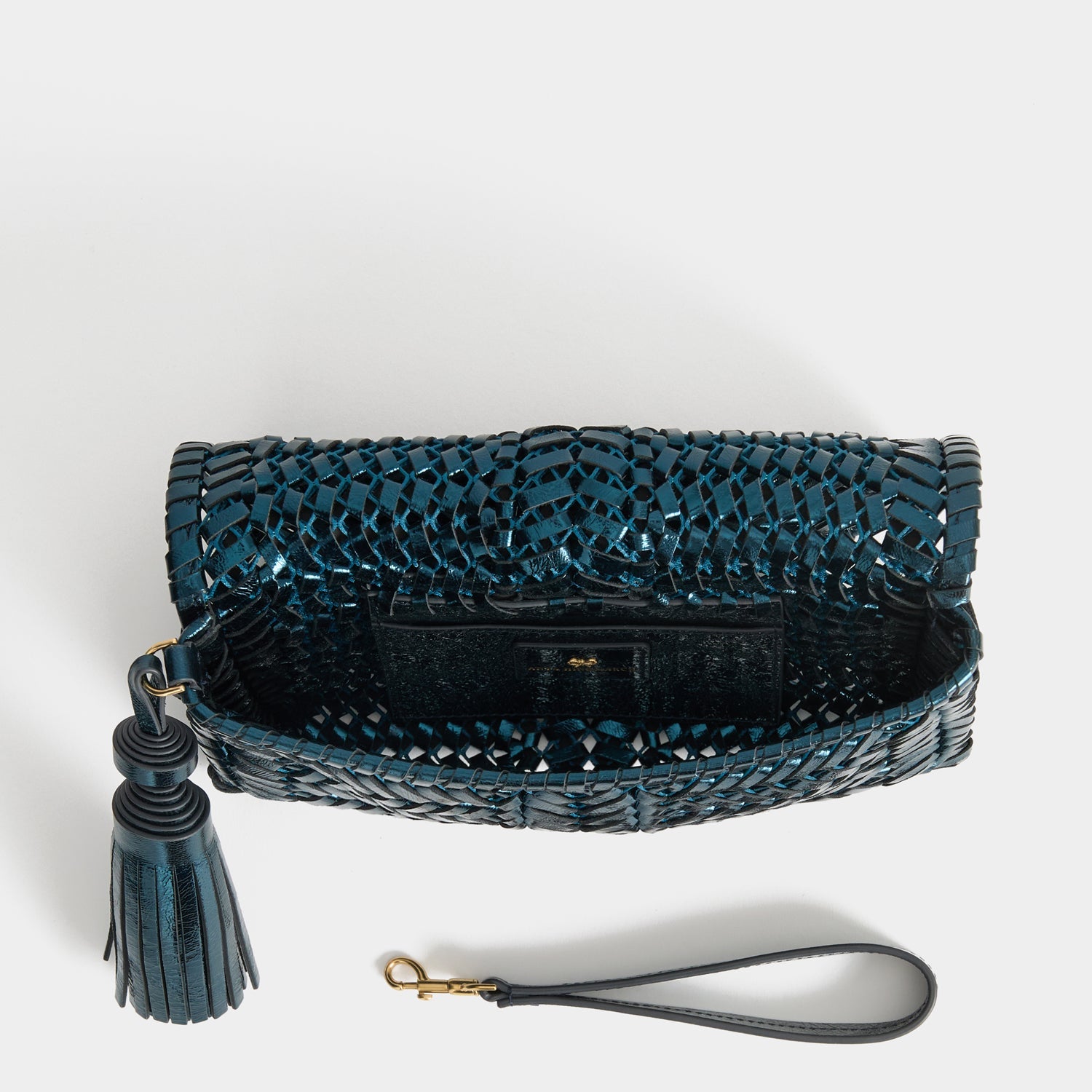 Neeson: ニーソン・タッセル・クラッチ -

          
            Capra Leather in Metallic Blue -
          

          Anya Hindmarch JP

