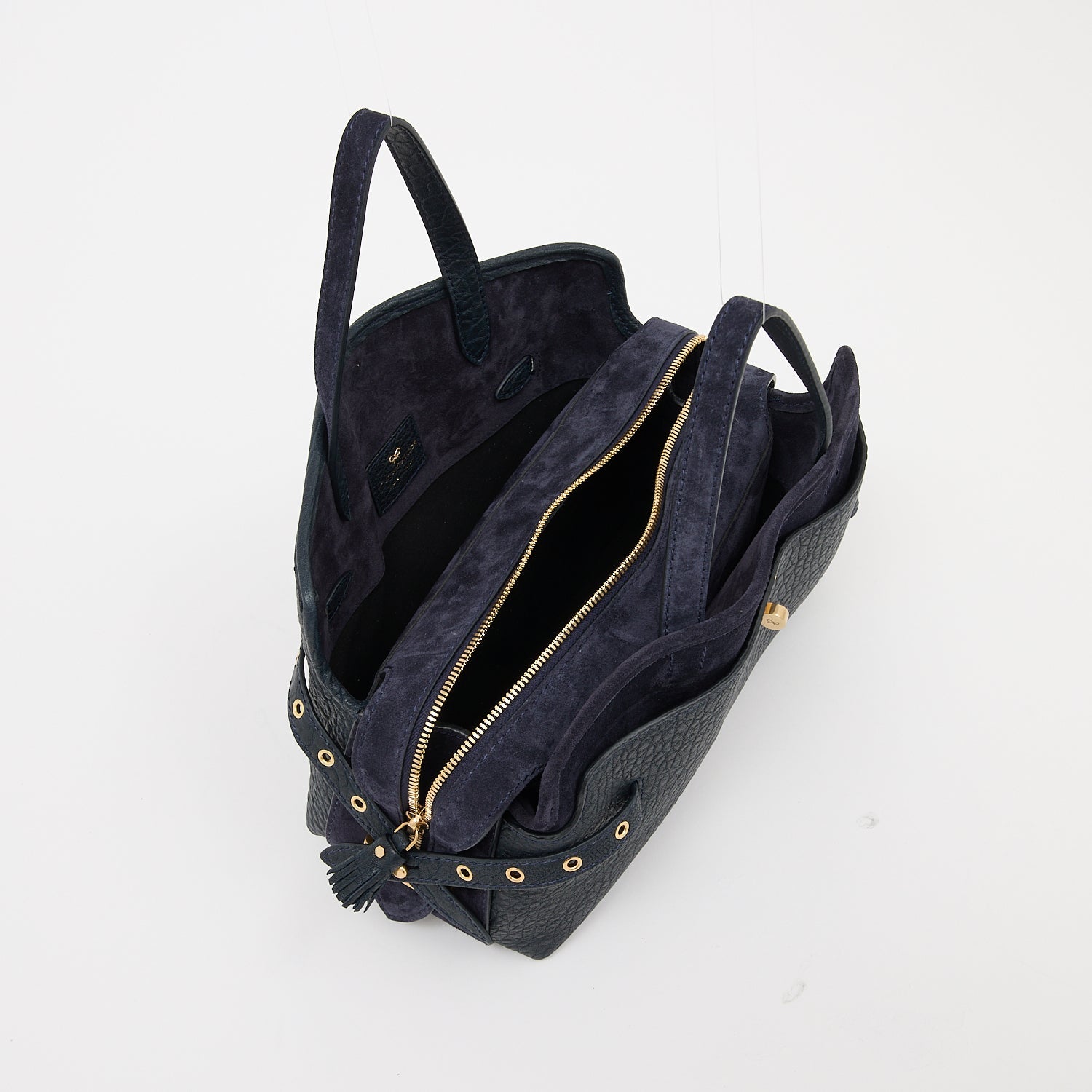 Wilson：ウィルソン・アイレット・クロスボディ -

          
            Suede in Marine Blue -
          

          Anya Hindmarch JP
