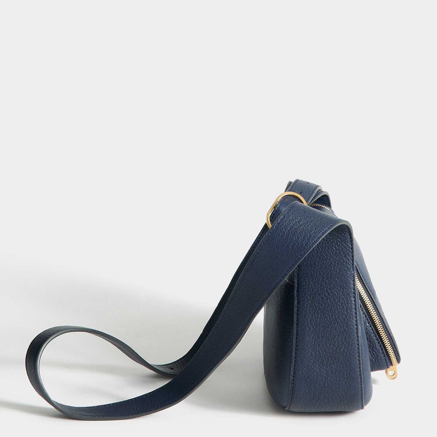 Vere：ヴィア・スモール・クロスボディ | Anya Hindmarch JP
