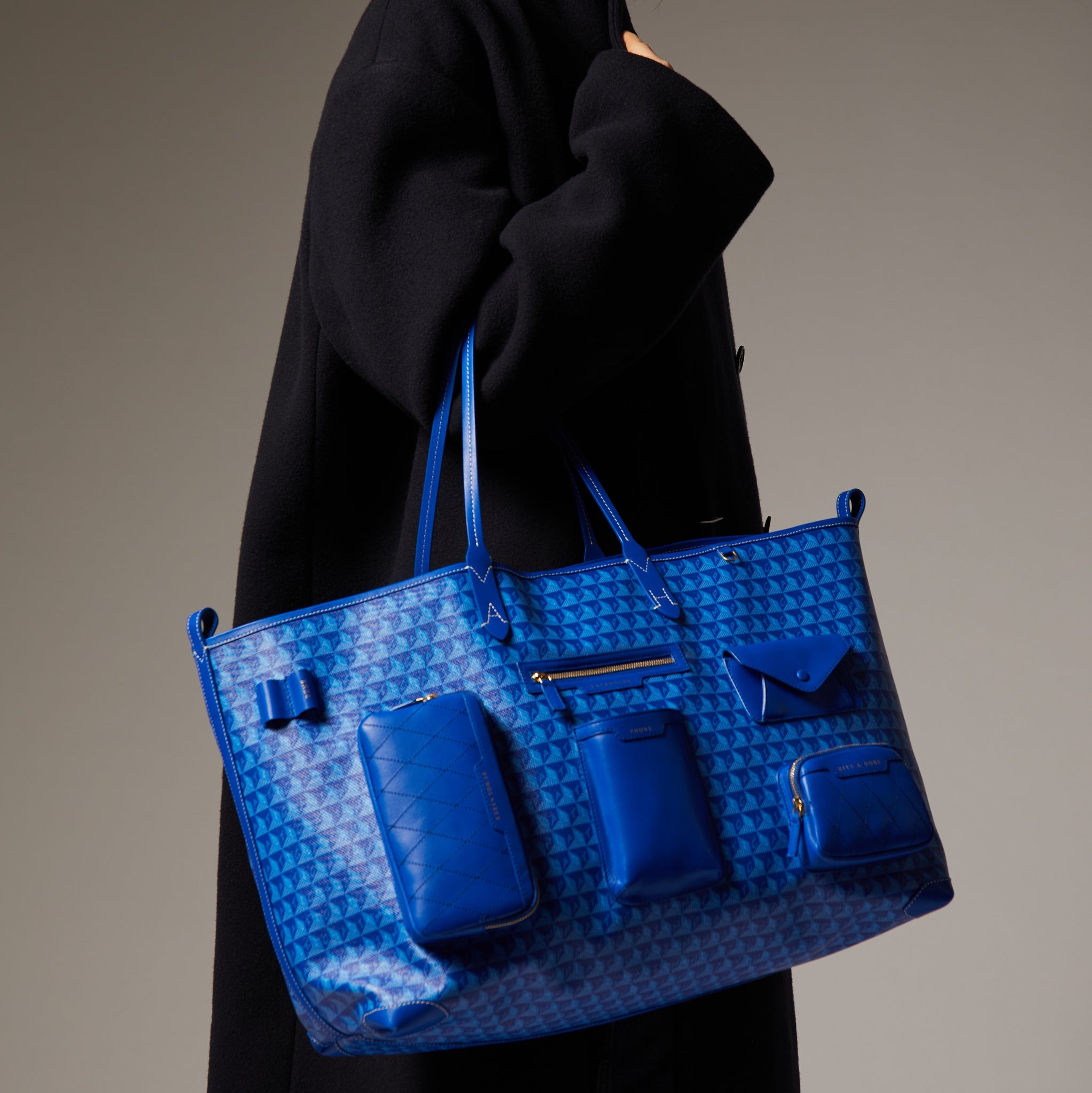 「I AM A Plastic Bag」 XL マルチポケット トート -

                  
                    Recycled Coated Canvas in Electric Blue -
                  

                  Anya Hindmarch JP
