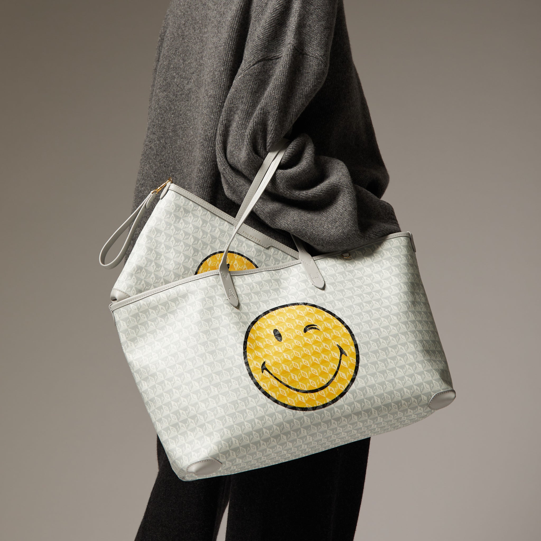 「I AM A Plastic Bag」 ウィンク トート -

                  
                    Recycled Coated Canvas in Frost -
                  

                  Anya Hindmarch JP
