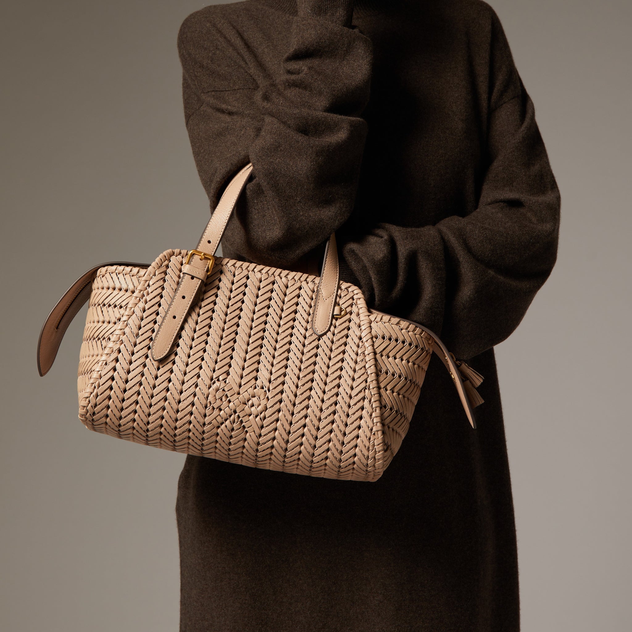 ニーソン ジップトップ バッグ -

                  
                    Shiny Capra in Light Nude -
                  

                  Anya Hindmarch JP
