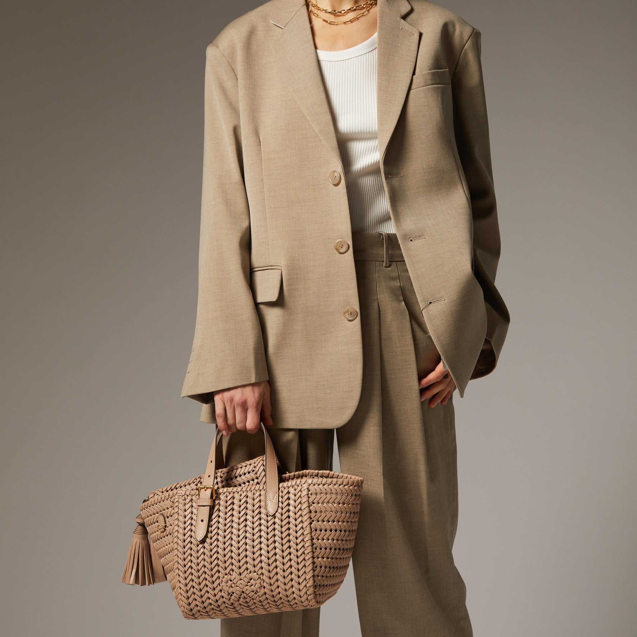 ニーソン スモール スクエア トート -

                  
                    Shiny Capra in Light Nude -
                  

                  Anya Hindmarch JP
