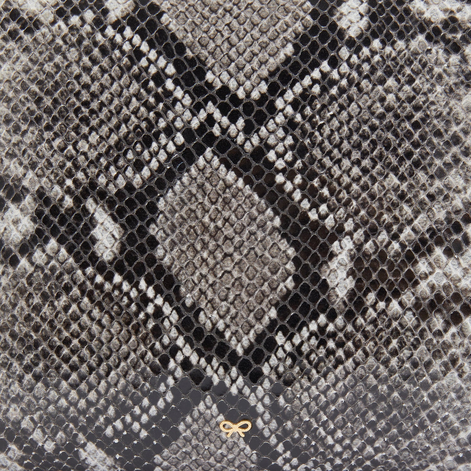 ヴァロリー クラッチ -

                  
                    Glossy Leather in Charcoal -
                  

                  Anya Hindmarch JP

