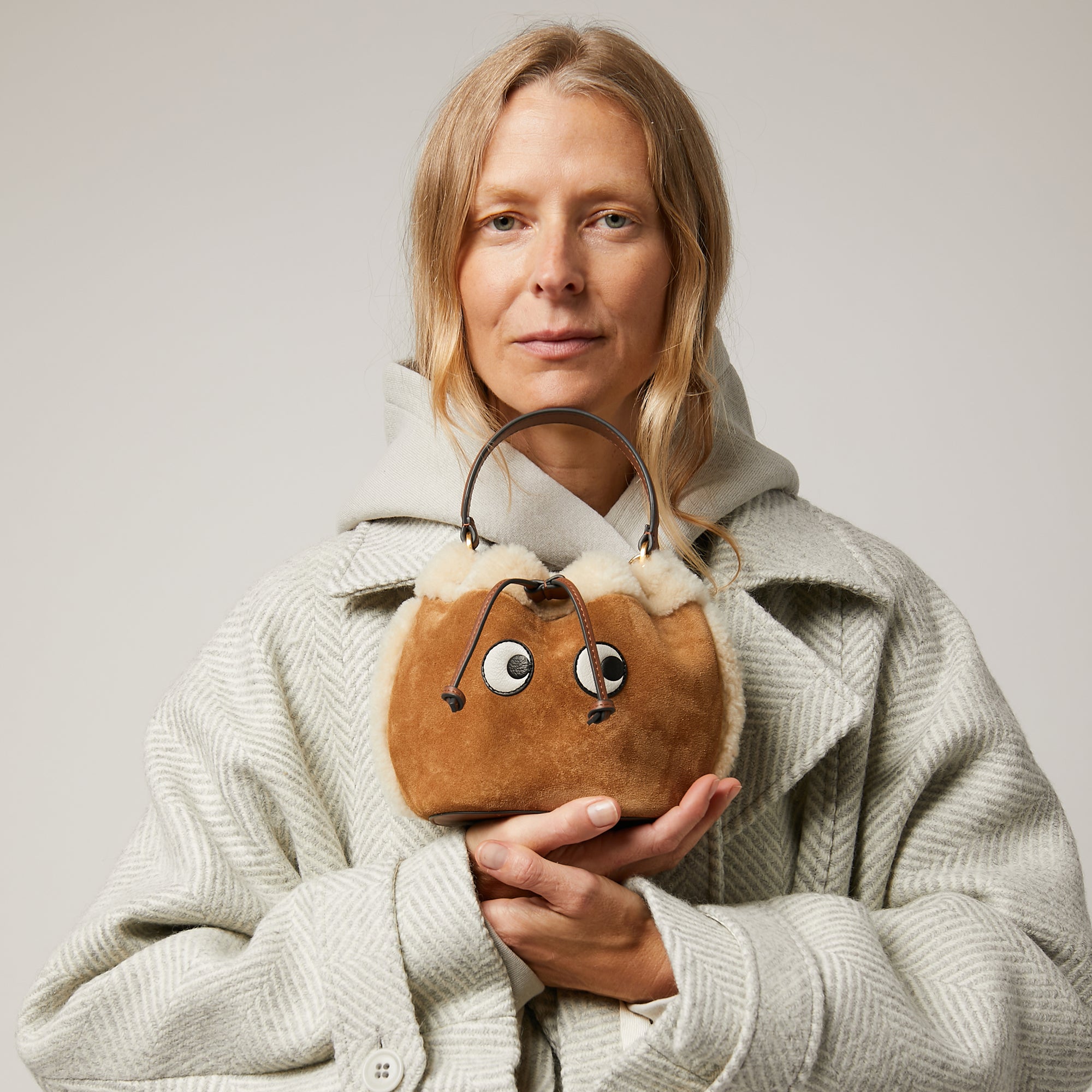 アイズ ドローストリング クロスボディ -

                  
                    Suede in Acorn -
                  

                  Anya Hindmarch JP
