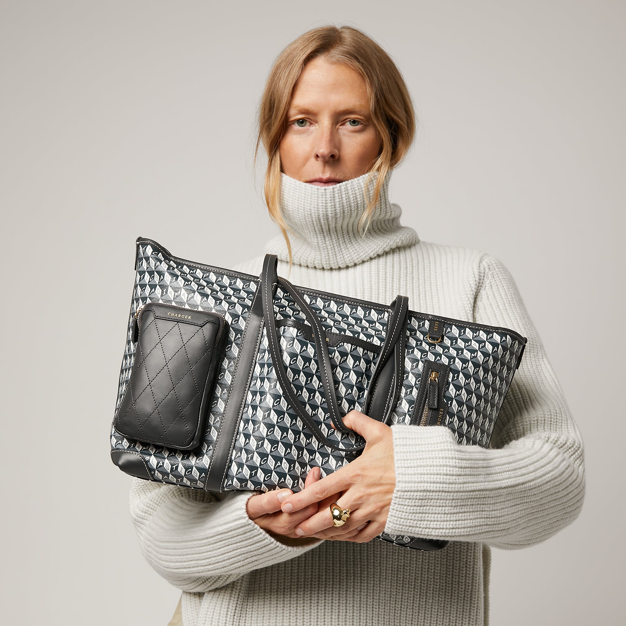「I AM A Plastic Bag」 インフライト トート -

                  
                    Recycled Coated Canvas in Charcoal -
                  

                  Anya Hindmarch JP
