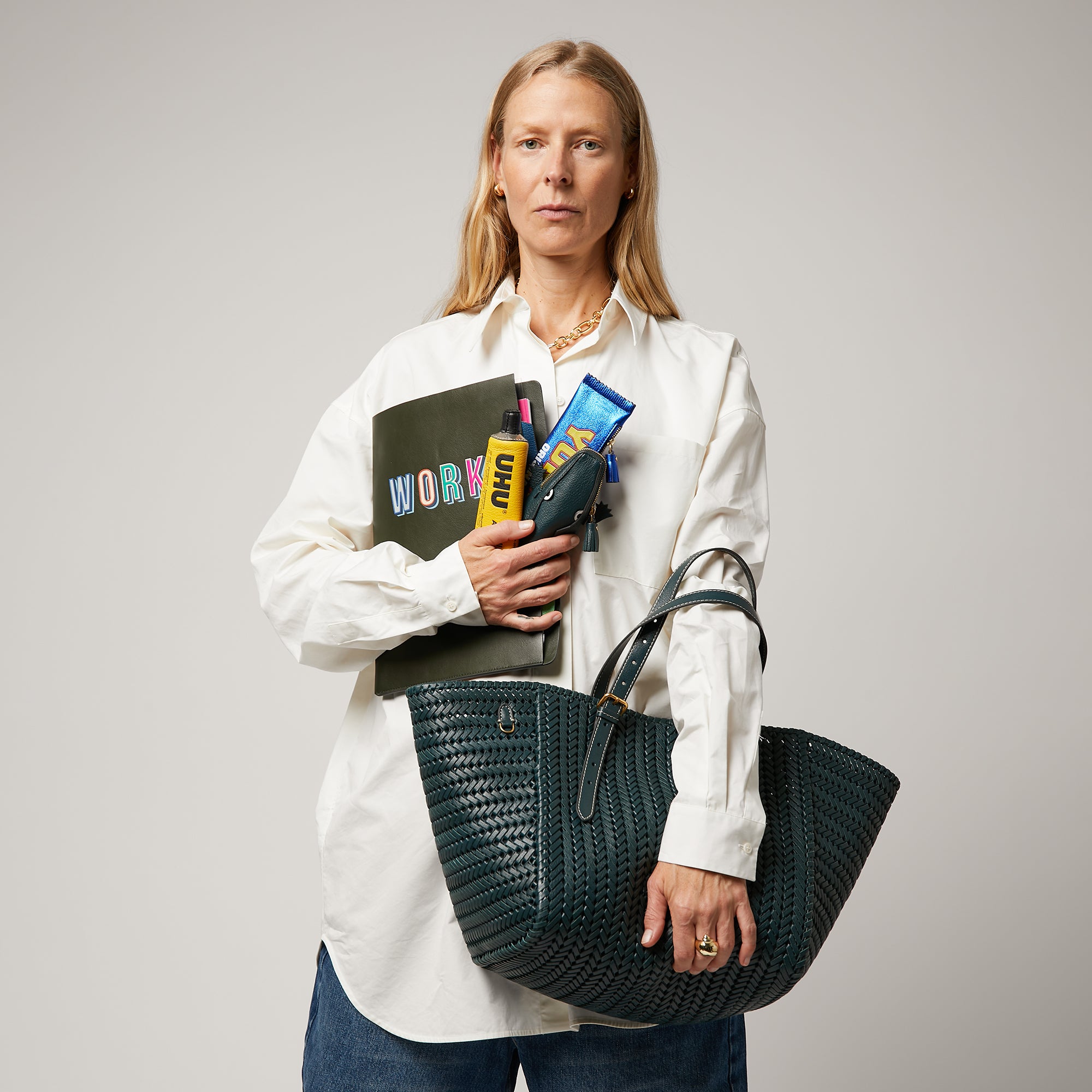 A4 「Work」ドキュメント ケース -

                  
                    Polished Leather in Dark Olive -
                  

                  Anya Hindmarch JP
