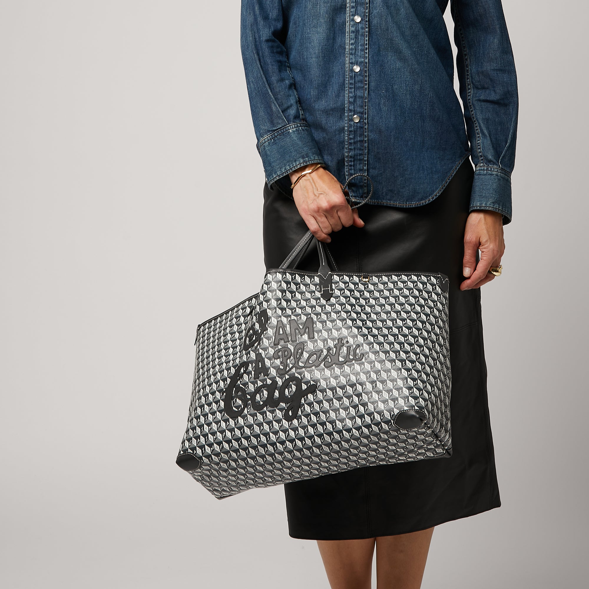 「I AM A Plastic Bag」 モチーフトート -

                  
                    Recycled coated canvas in Charcoal -
                  

                  Anya Hindmarch JP
