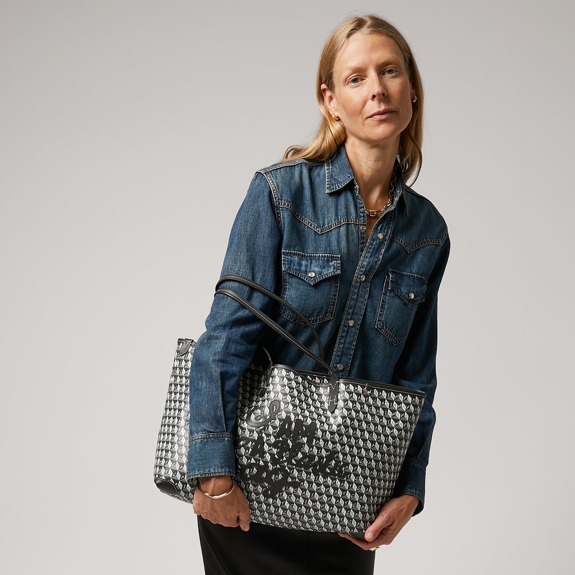 「I AM A Plastic Bag」 モチーフトート -

                  
                    Recycled coated canvas in Charcoal -
                  

                  Anya Hindmarch JP
