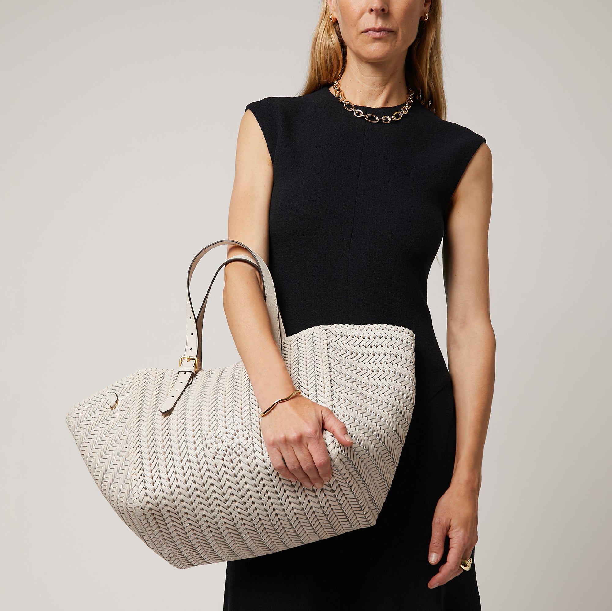 ニーソン スクエア トート -

          
            Capra Leather in Chalk -
          

          Anya Hindmarch JP

