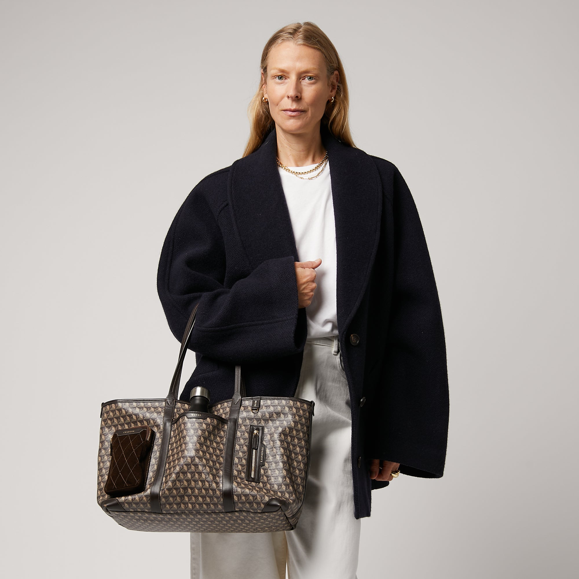 「I AM A Plastic Bag」 インフライト トート -

                  
                    Recycled Coated Canvas in Truffle -
                  

                  Anya Hindmarch JP
