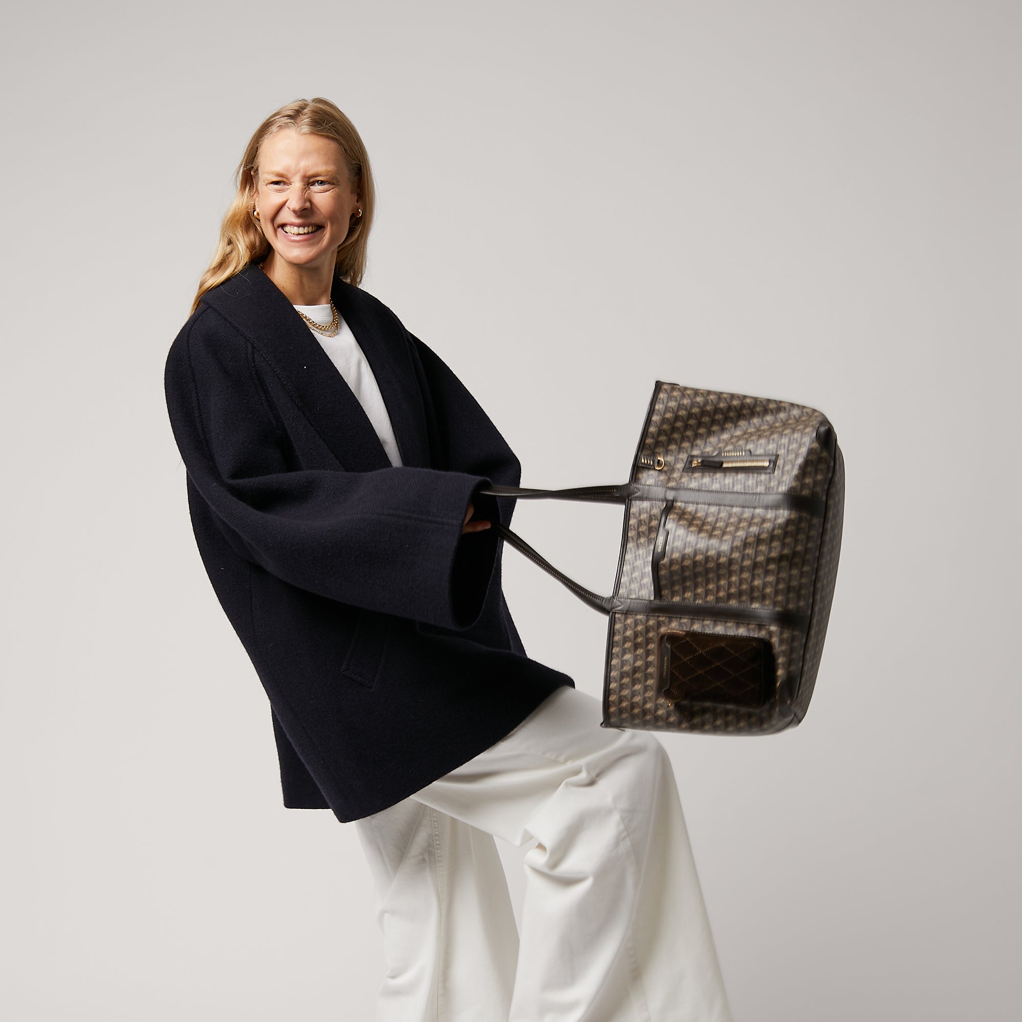 「I AM A Plastic Bag」 インフライト トート -

                  
                    Recycled Coated Canvas in Truffle -
                  

                  Anya Hindmarch JP
