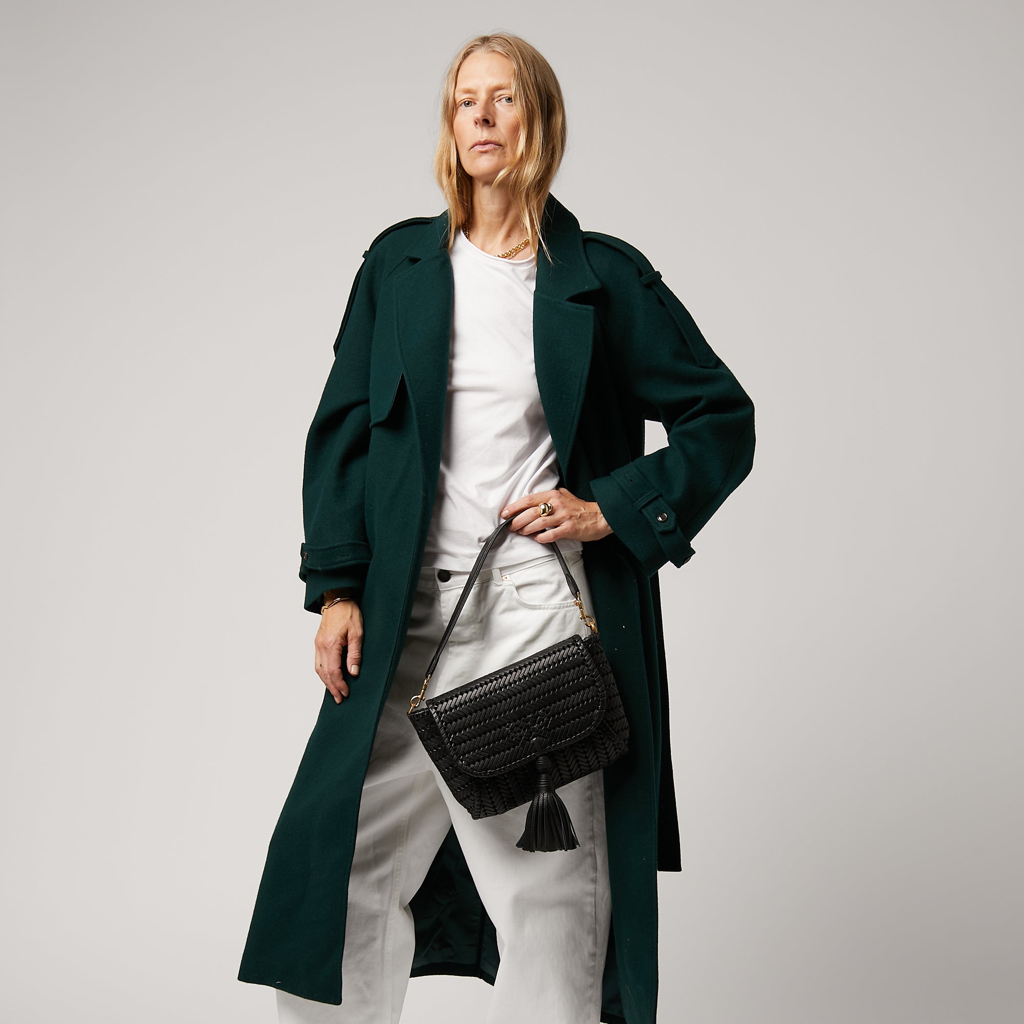 ニーソン タッセル ショルダーバッグ -

                  
                    Capra Leather in Black -
                  

                  Anya Hindmarch JP
