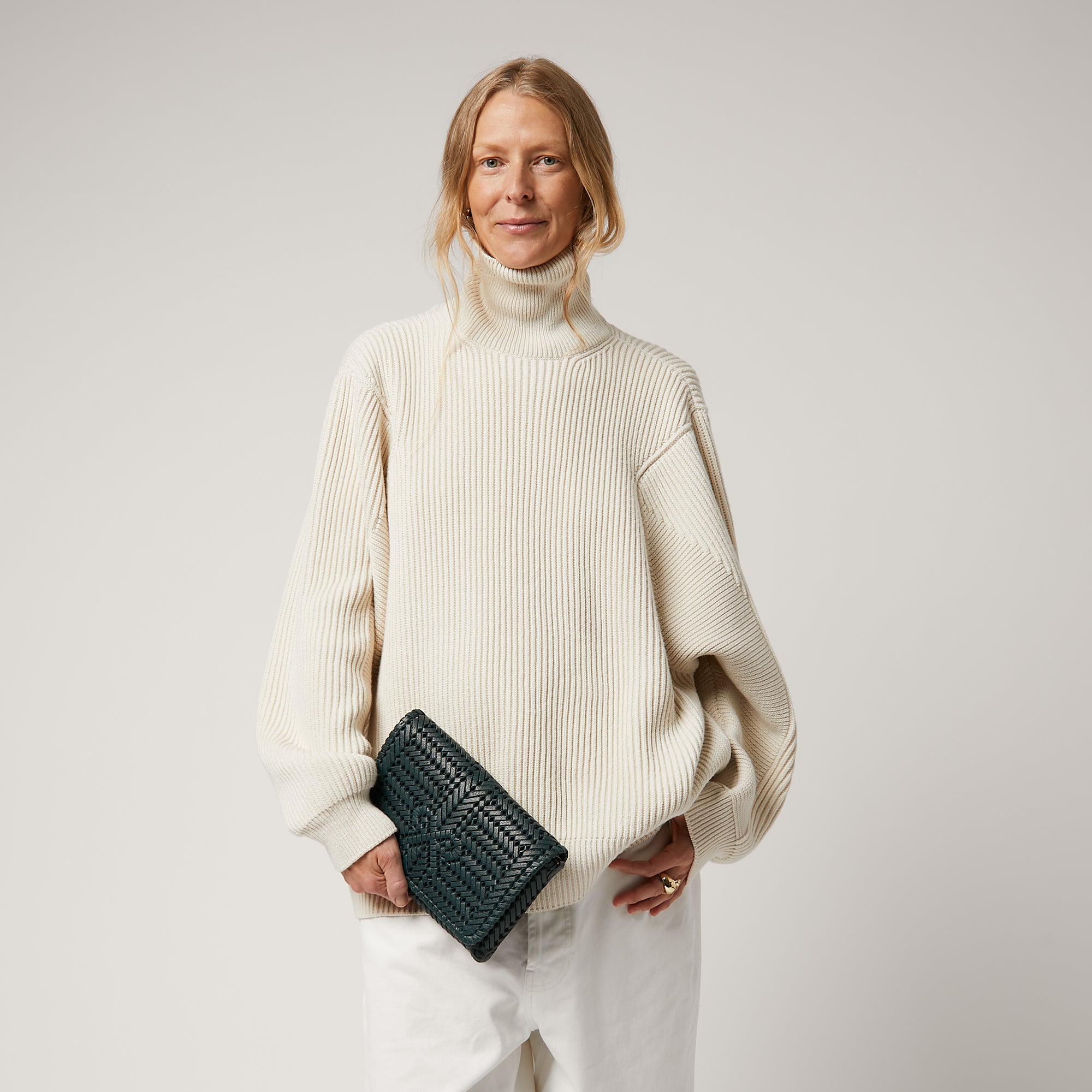 ニーソン クロスボディ -

                  
                    Capra Leather in Dark Holly -
                  

                  Anya Hindmarch JP
