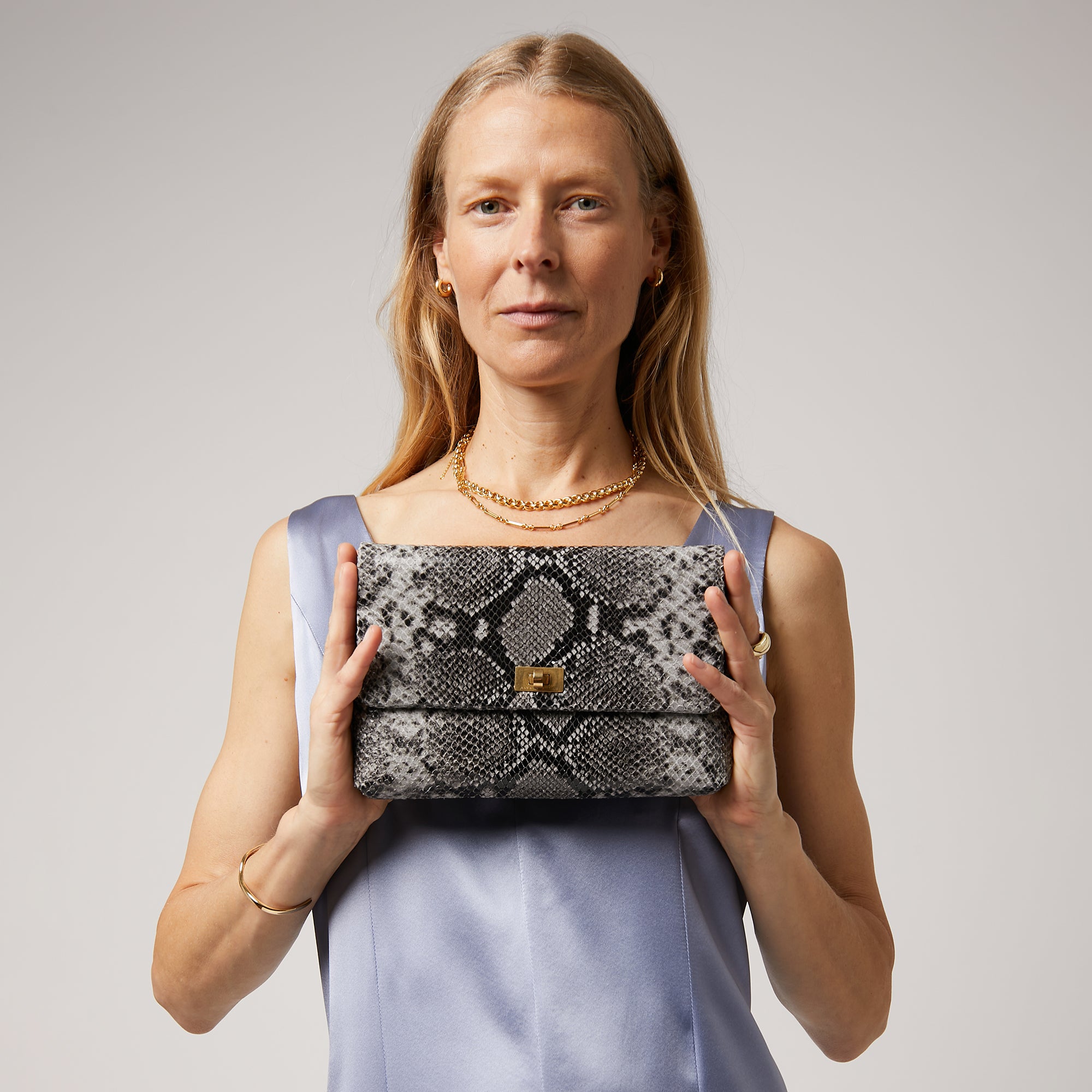 ヴァロリー クラッチ -

                  
                    Glossy Leather in Charcoal -
                  

                  Anya Hindmarch JP
