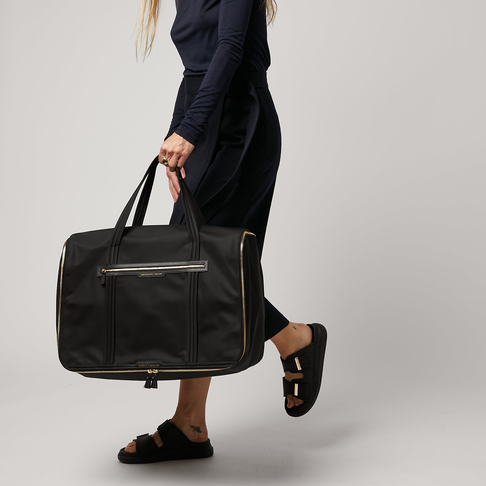 モバイル ワードローブ -

                  
                    Recycled Nylon with PU in Black -
                  

                  Anya Hindmarch JP
